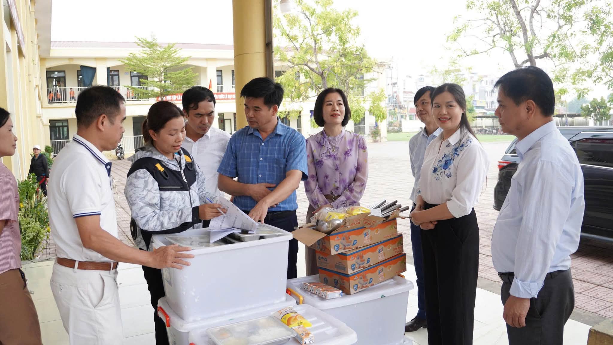 Xã Phượng Dực tăng cường công tác kiểm tra, siết chặt an toàn thực phẩm tại các bếp ăn bán trú trường học trên địa bàn 