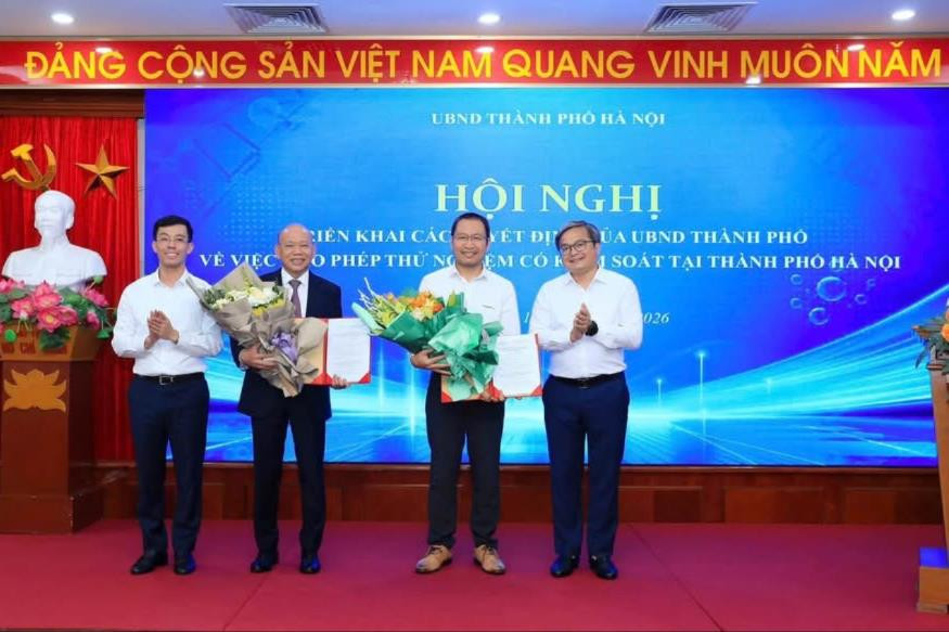 Hà Nội trao quyết định về việc cho phép thử nghiệm có kiểm soát