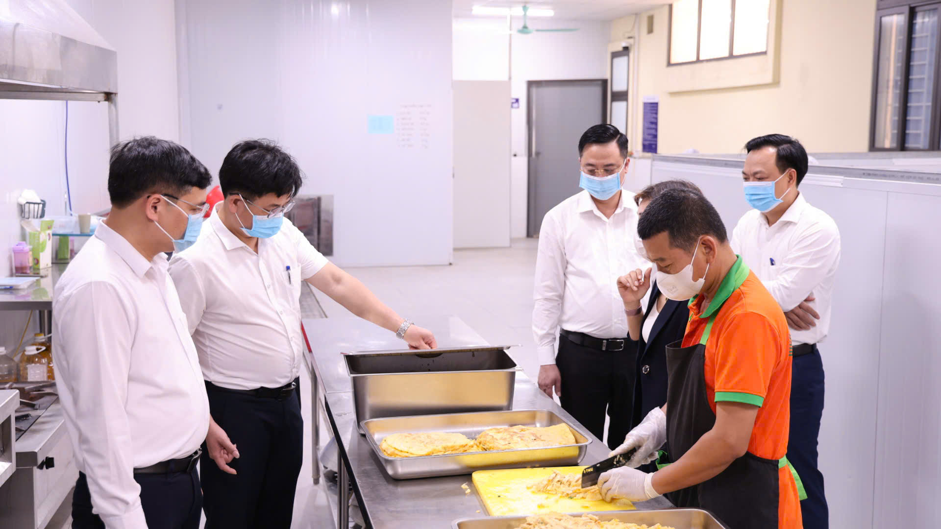Xã Tam Hưng kiểm soát bữa ăn bán trú từ nguồn thực phẩm đến từng suất ăn học sinh