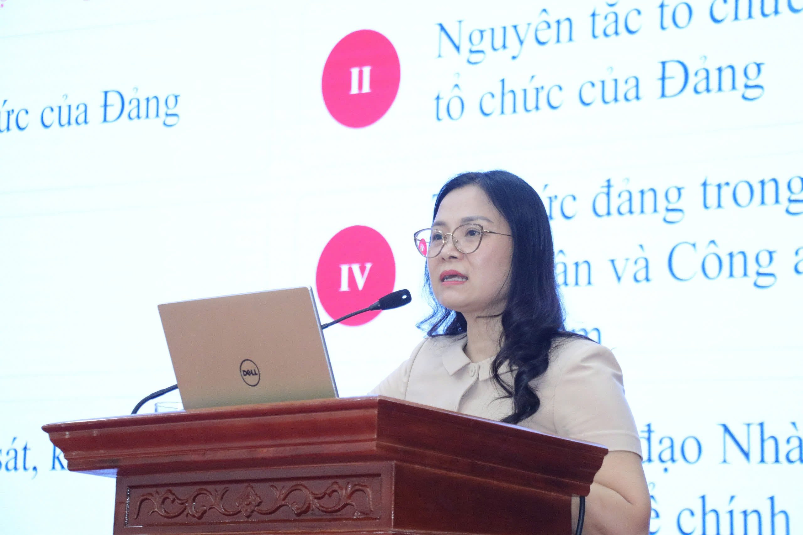 Xã Trần Phú nâng kỹ năng xử lý thủ tục hành chính của Đảng trên môi trường điện tử