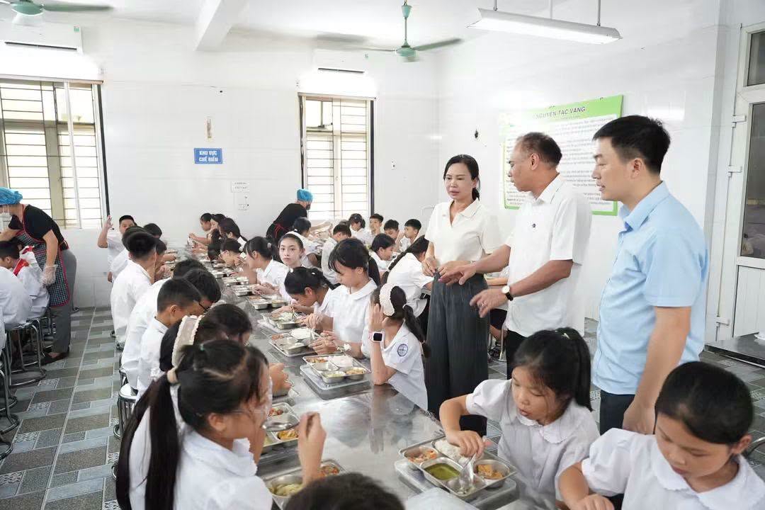 Lãnh đạo xã Đan Phượng kiểm tra đột xuất bữa ăn bán trú, siết chặt an toàn từ từng suất ăn