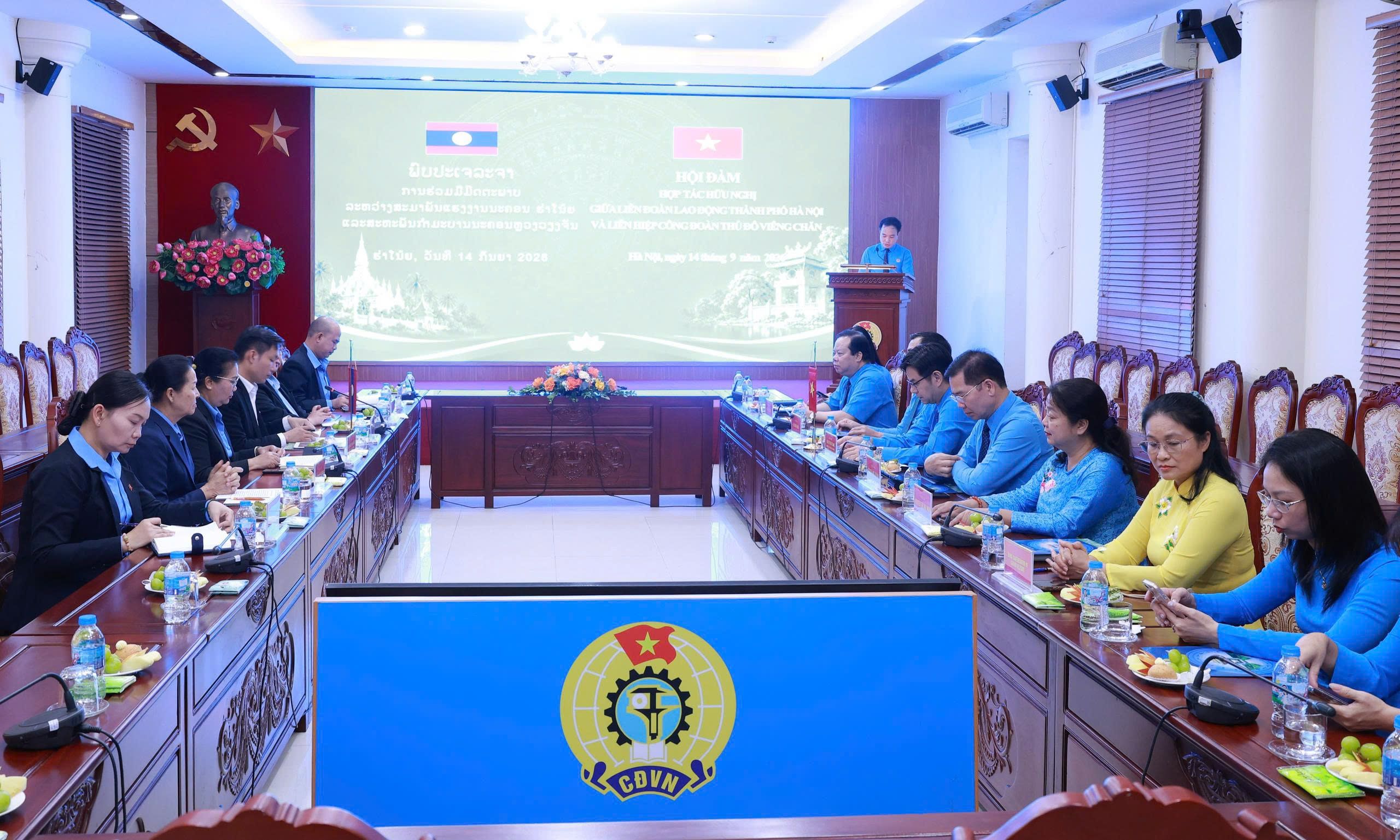 Hội đàm hợp tác hữu nghị giữa Liên đoàn Lao động thành phố Hà Nội và Công đoàn Thủ đô Viêng Chăn