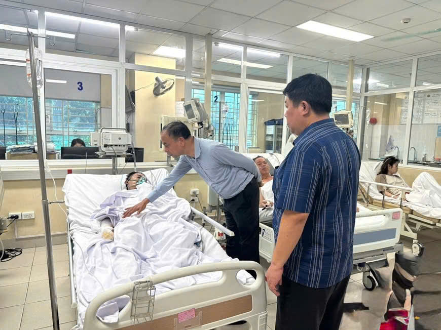 Lãnh đạo phường Tây Hồ thăm hỏi, chia sẻ với các gia đình sau vụ cháy tại ngõ 2B Văn Cao