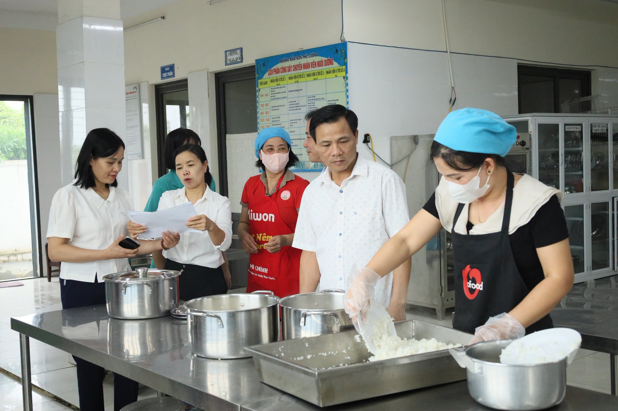 Xã Cổ Đô kiểm soát chặt từng khâu bếp ăn bán trú, giữ an toàn từ mỗi bữa ăn học đường
