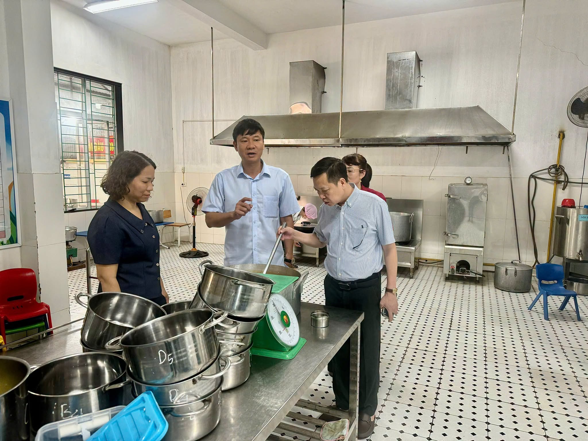 Lãnh đạo xã Hòa Xá kiểm tra, chỉ đạo đảm bảo an toàn điểm trường mầm non Hòa Xá