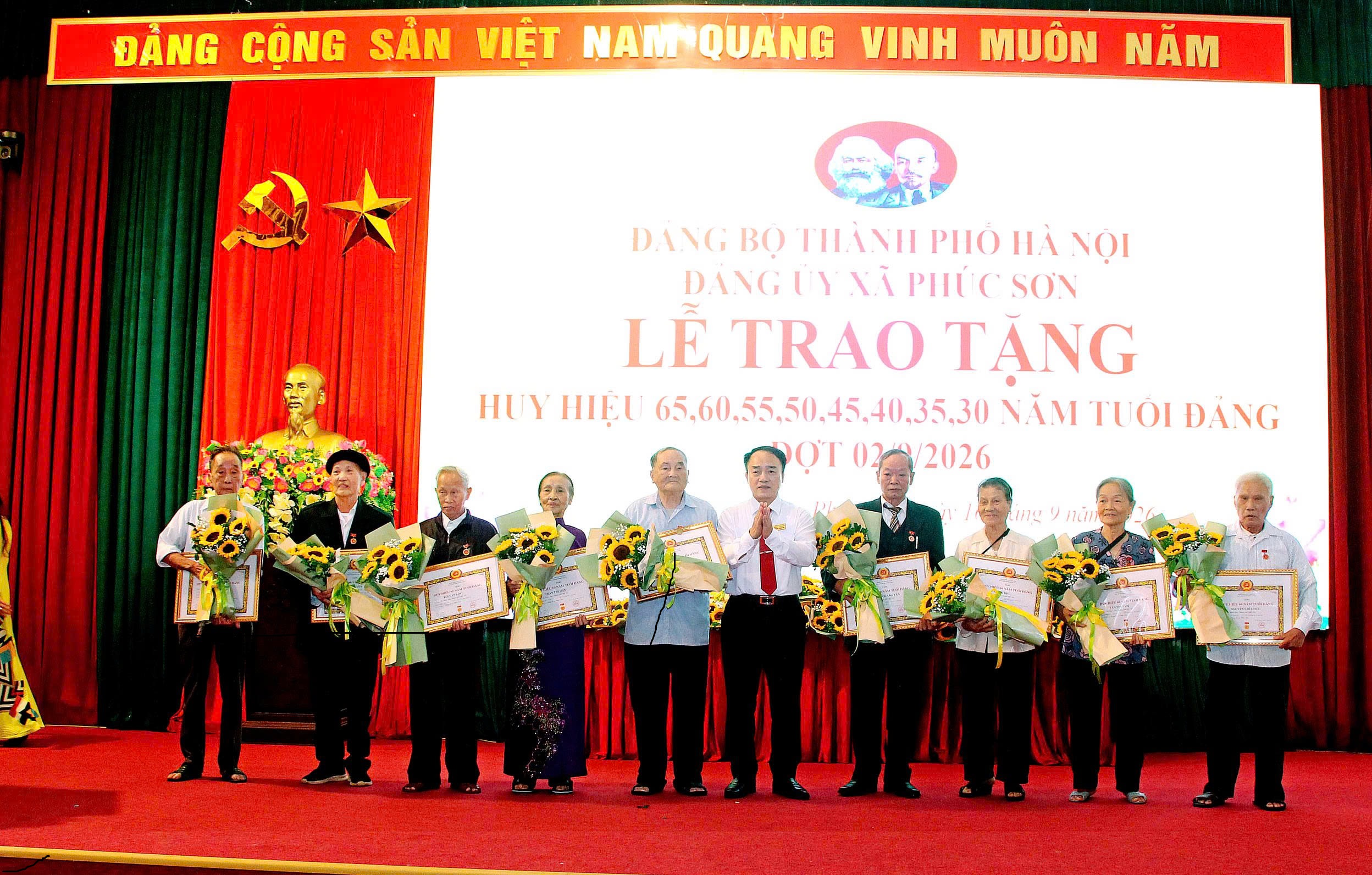 Xã Phúc Sơn trao Huy hiệu Đảng, trân trọng những chặng đường bền bỉ cống hiến