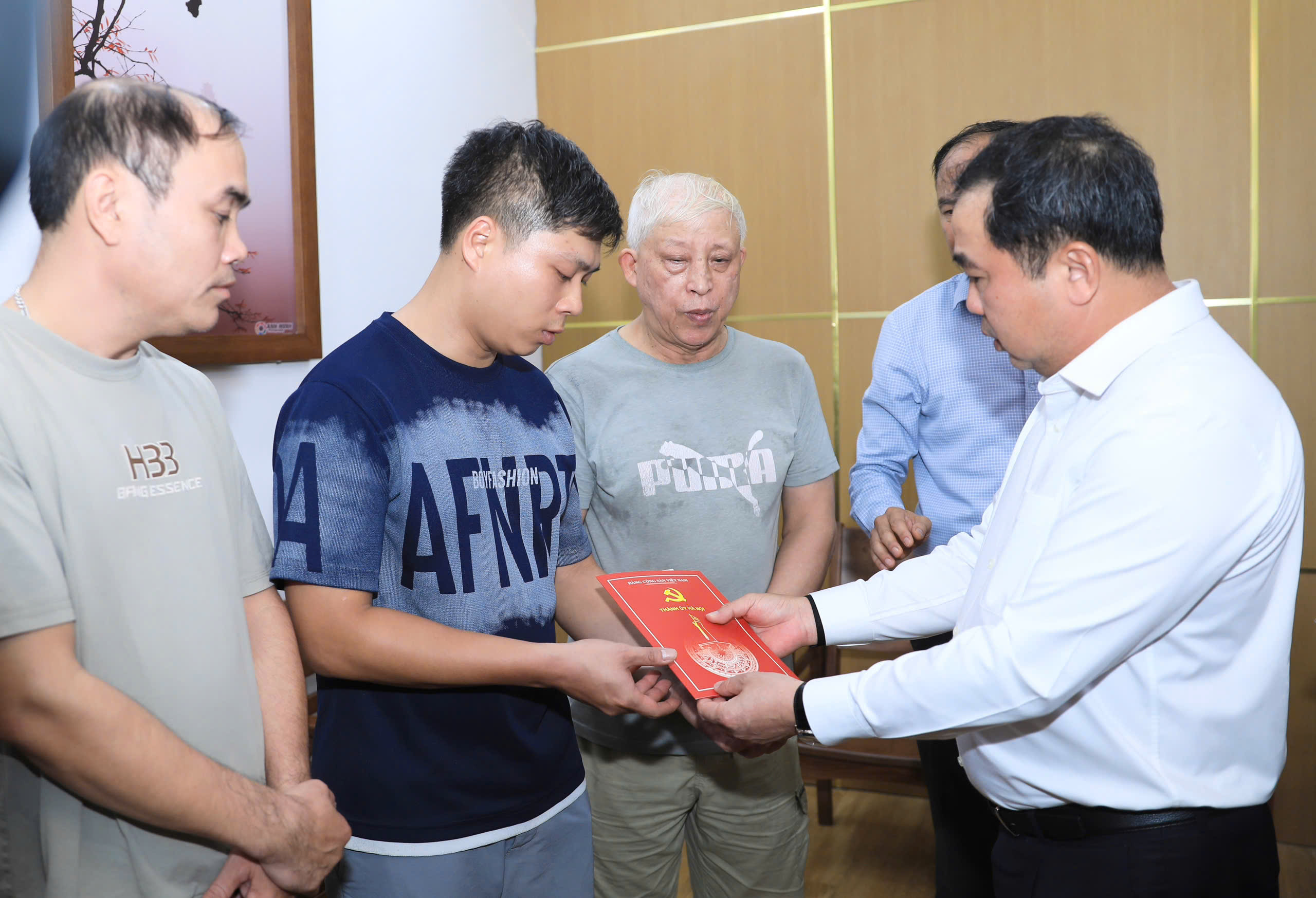 Bí thư Thành ủy Trần Đức Thắng thăm hỏi, động viên nạn nhân vụ cháy tại phường Tây Hồ
