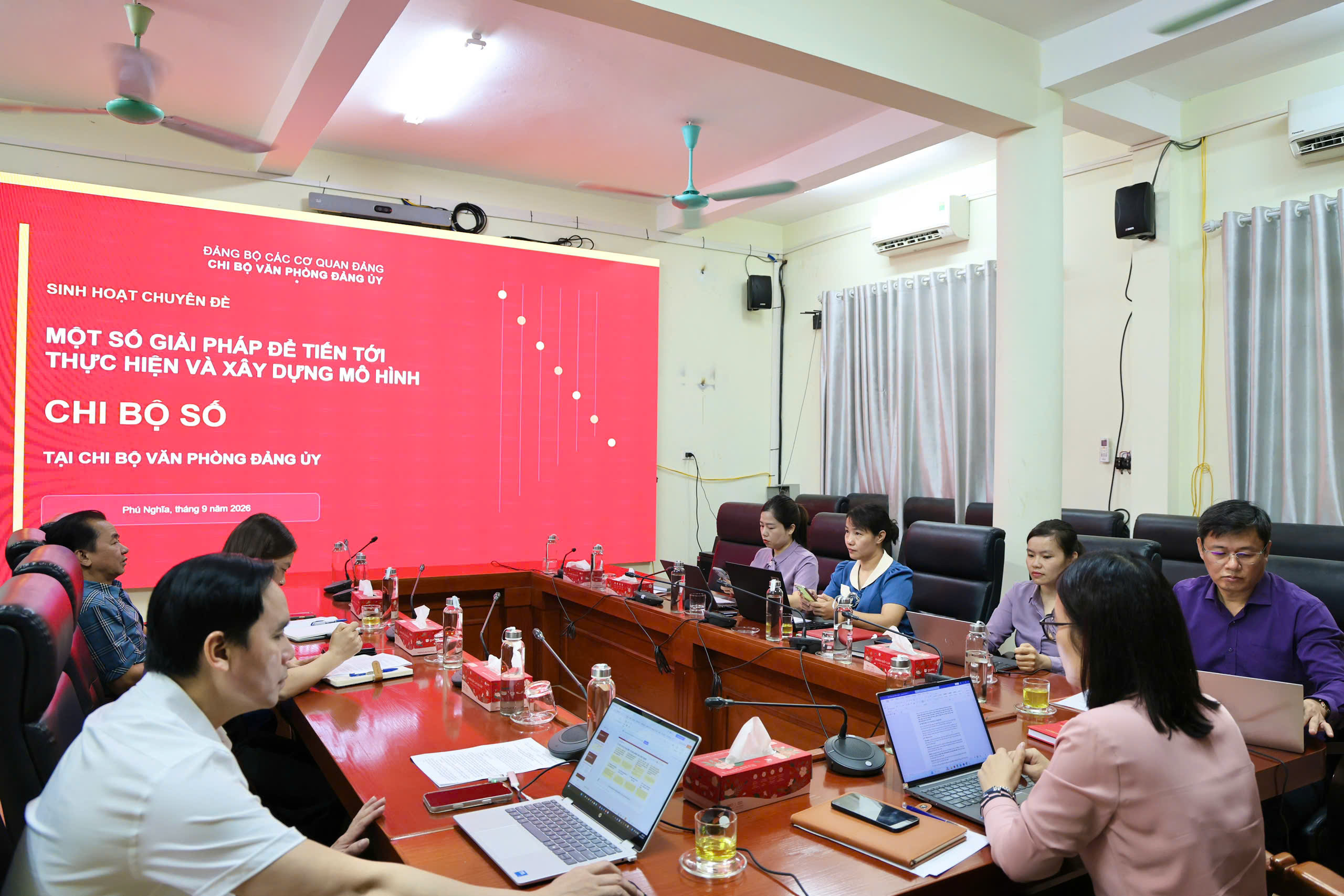 Xã Phú Nghĩa đưa “Chi bộ số” từ công cụ công nghệ thành phương thức làm việc mới
