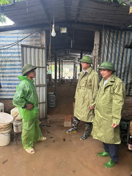 Thường trực Đảng ủy xã Hát Môn kiểm tra, chỉ đạo ứng phó mưa lớn