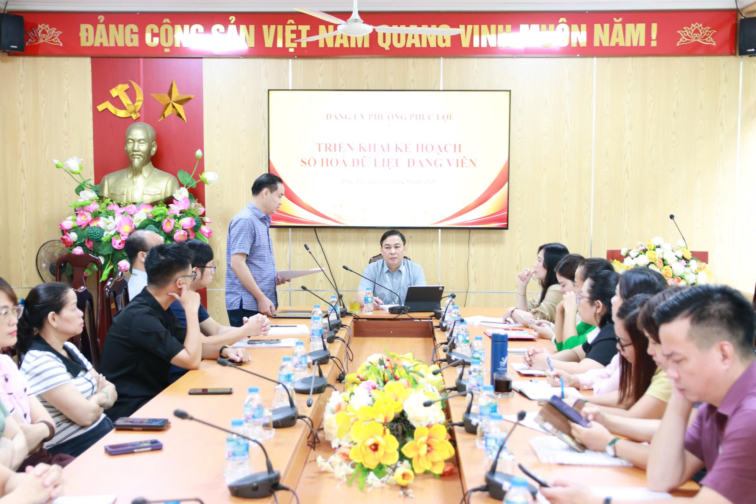 Phường Phúc Lợi khẩn trương triển khai nhiệm vụ số hóa 4.211 hồ sơ đảng viên