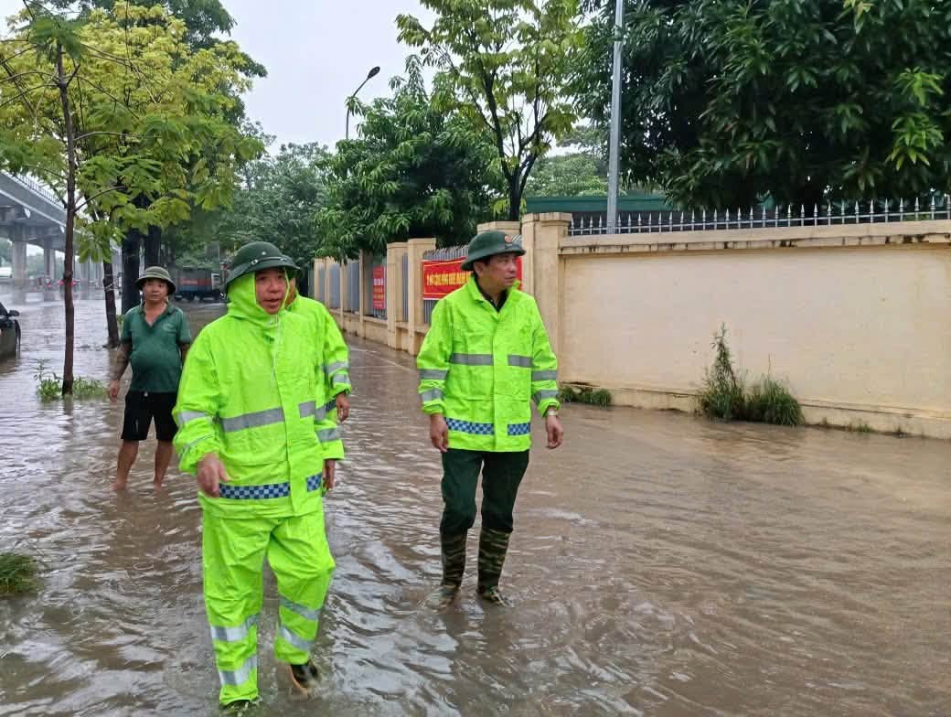 Phường Tây Tựu kịp thời ứng phó mưa lớn, hỗ trợ người dân tại các khu vực ngập sâu