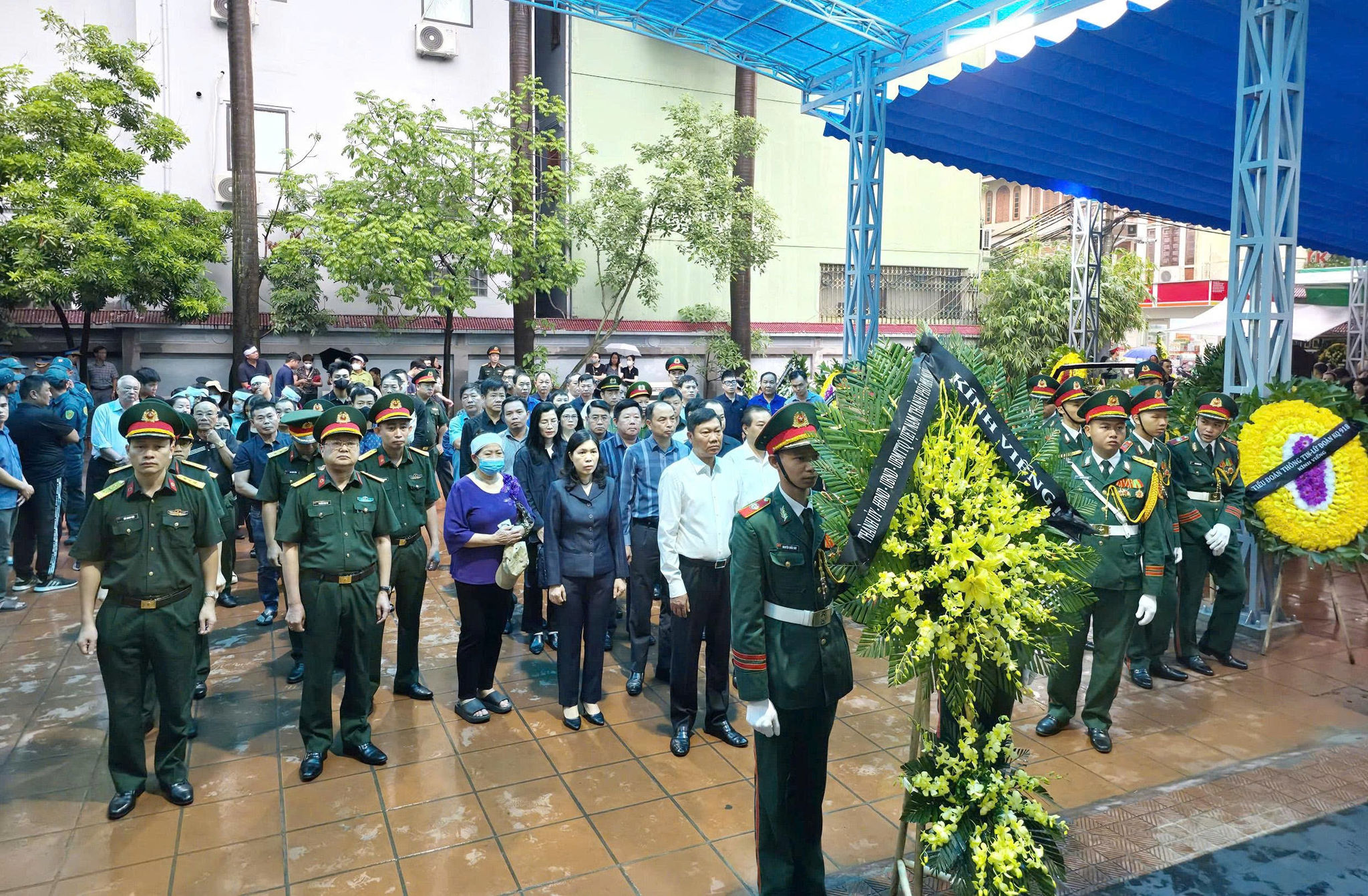 Phó Chủ tịch UBND thành phố Hà Nội Đỗ Anh Tuấn viếng các nạn nhân vụ cháy tại phường Tây Hồ