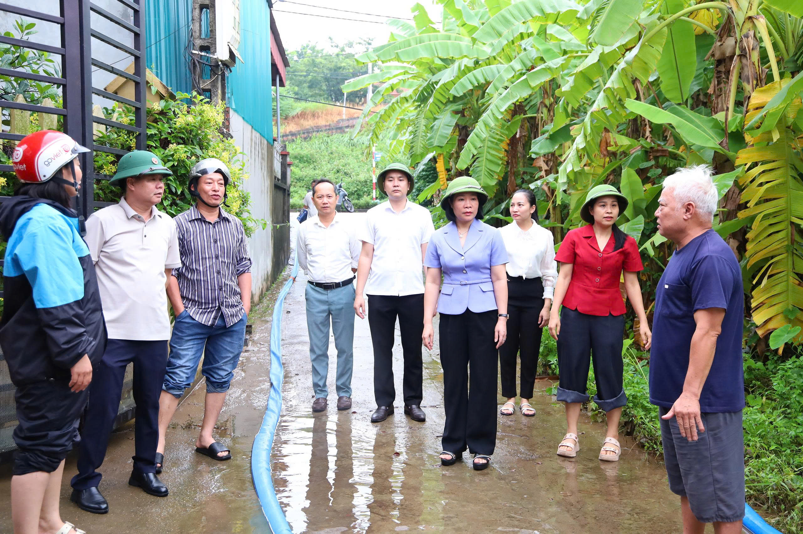 Xã Cổ Đô rà từng điểm nghẽn, khẩn trương xử lý úng ngập tại Châu Sơn và Phú Phương