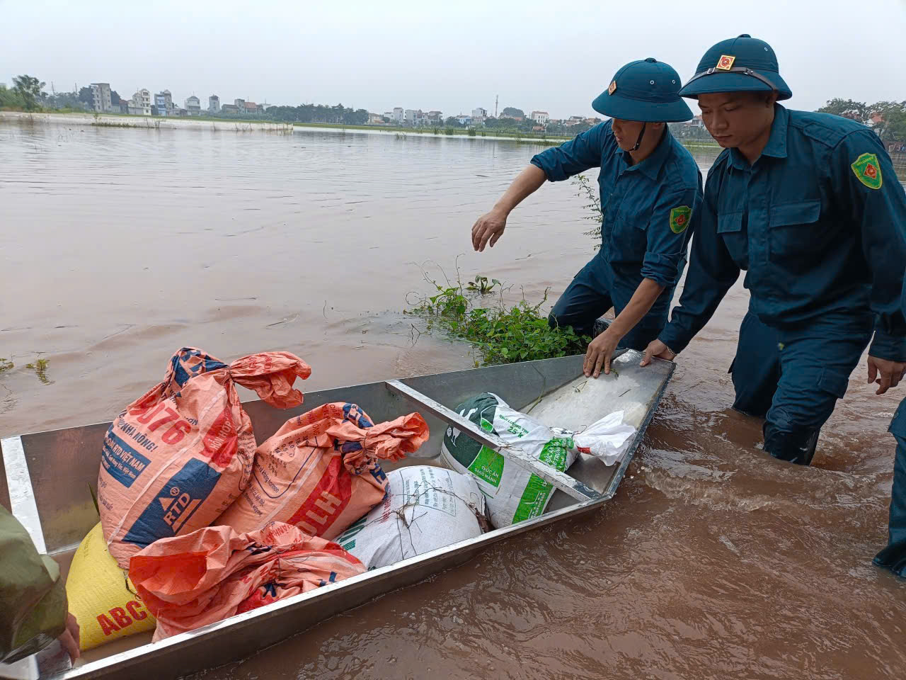 Xã Liên Minh huy động 60 người hỗ trợ dân vùng ngập, khẩn trương bảo vệ sản xuất