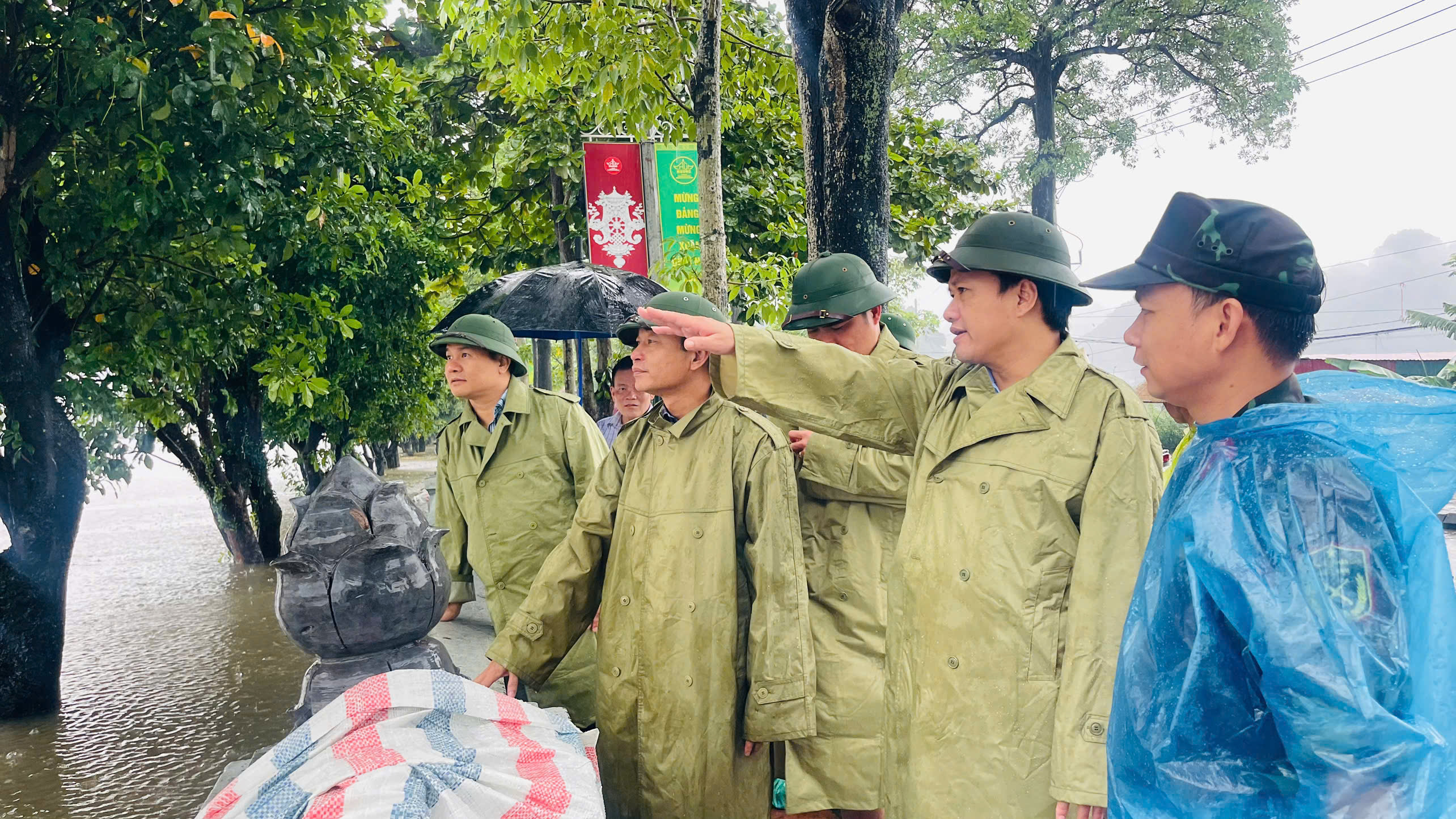 Xã Hương Sơn khẩn trương tiêu thoát nước, xử lý các điểm ngập sau mưa lớn