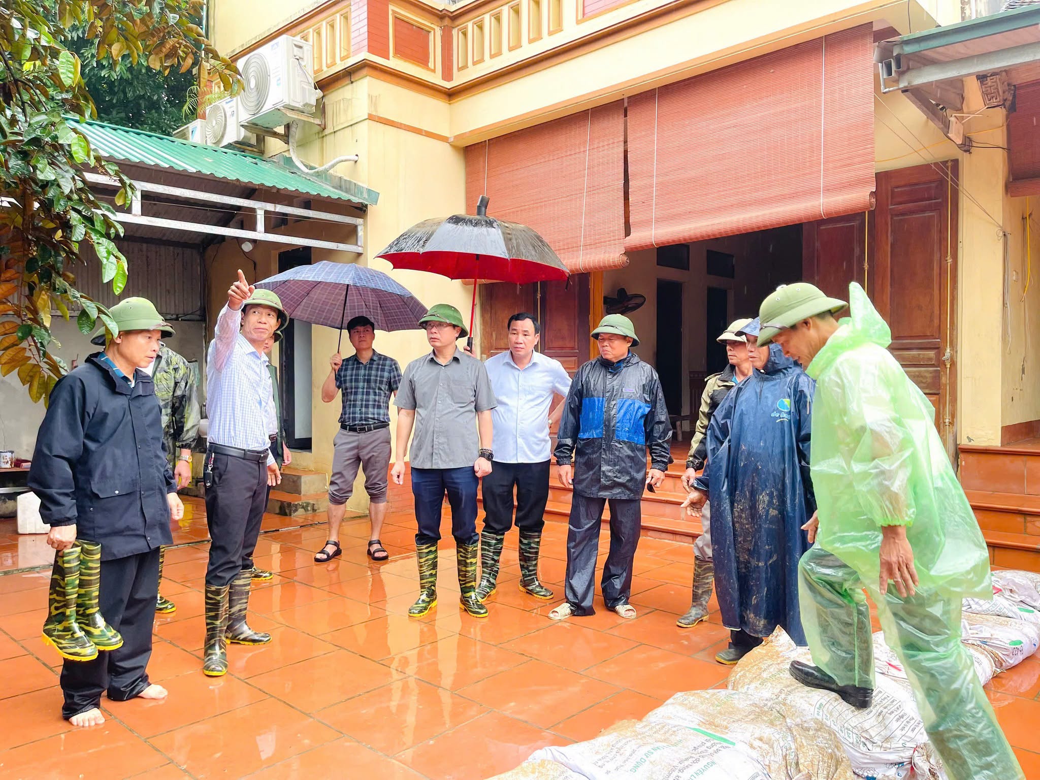 Xã Hạ Bằng sơ tán 37 hộ dân, tập trung hỗ trợ 54 hộ bị cô lập do ngập úng