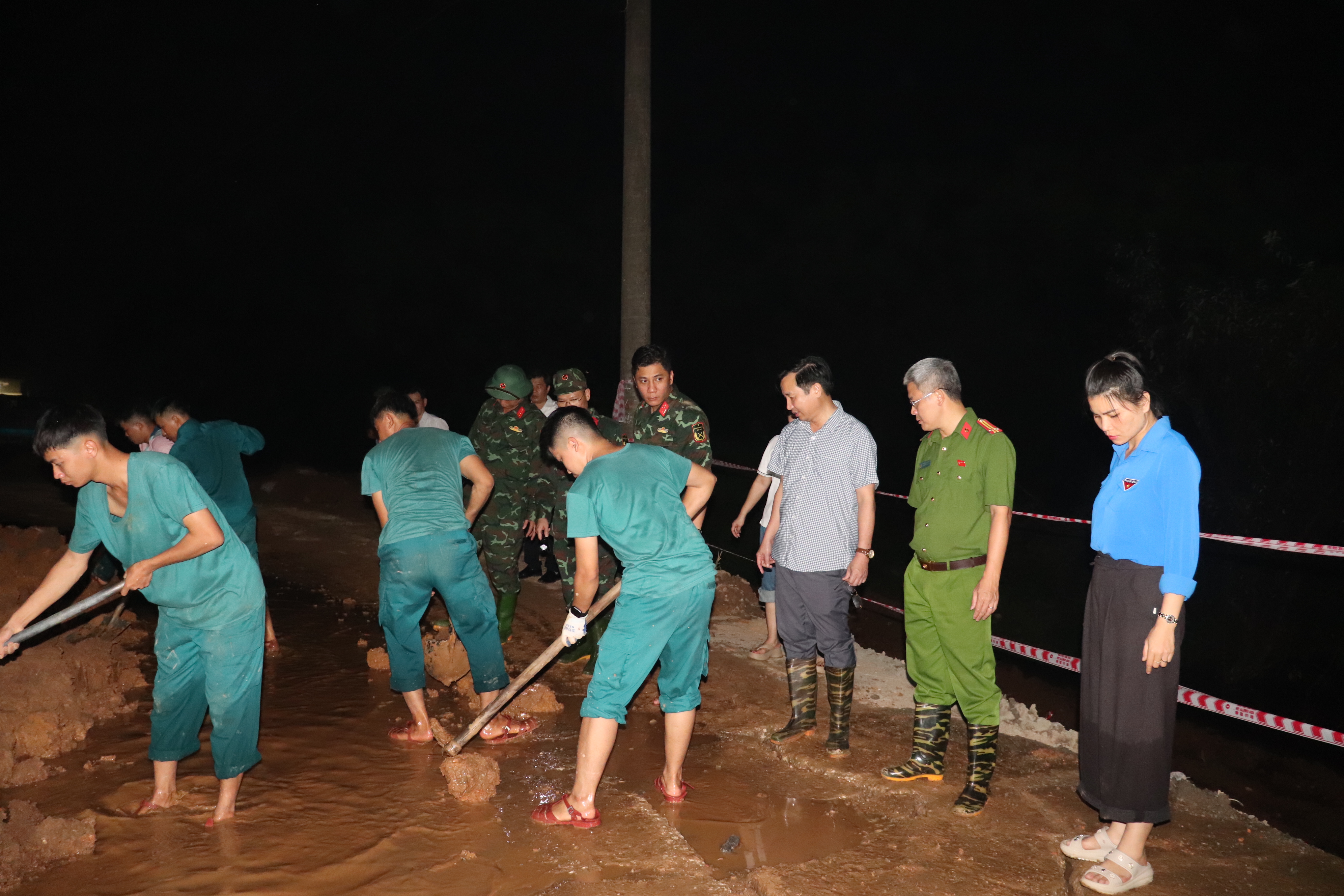 Xã Phú Nghĩa khẩn trương gia cố các điểm tràn đê khi nước sông Bùi, sông Tích tiếp tục dâng