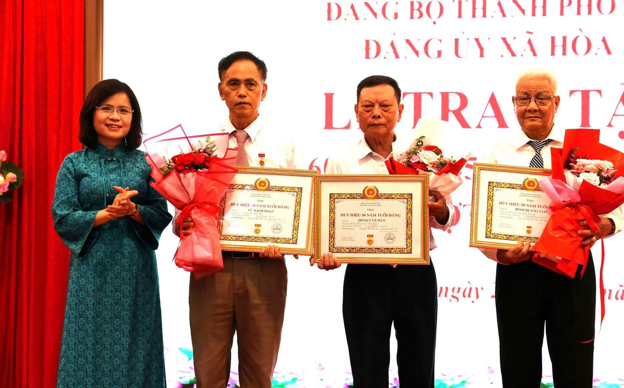 Xã Hòa Lạc trao Huy hiệu Đảng, tôn vinh 58 đảng viên qua những chặng đường cống hiến
