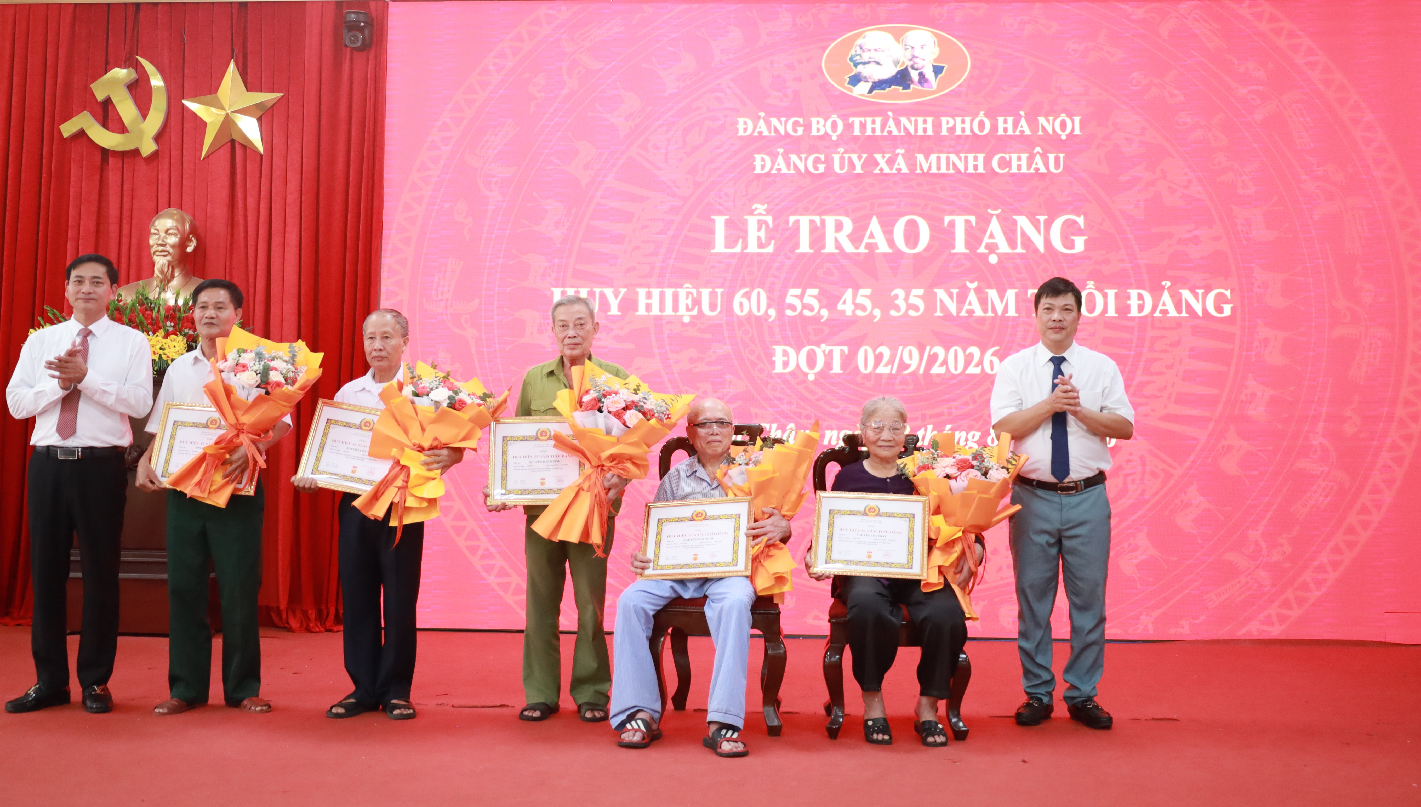 Xã Minh Châu trao Huy hiệu Đảng, tôn vinh 17 đảng viên qua nhiều thập kỷ cống hiến