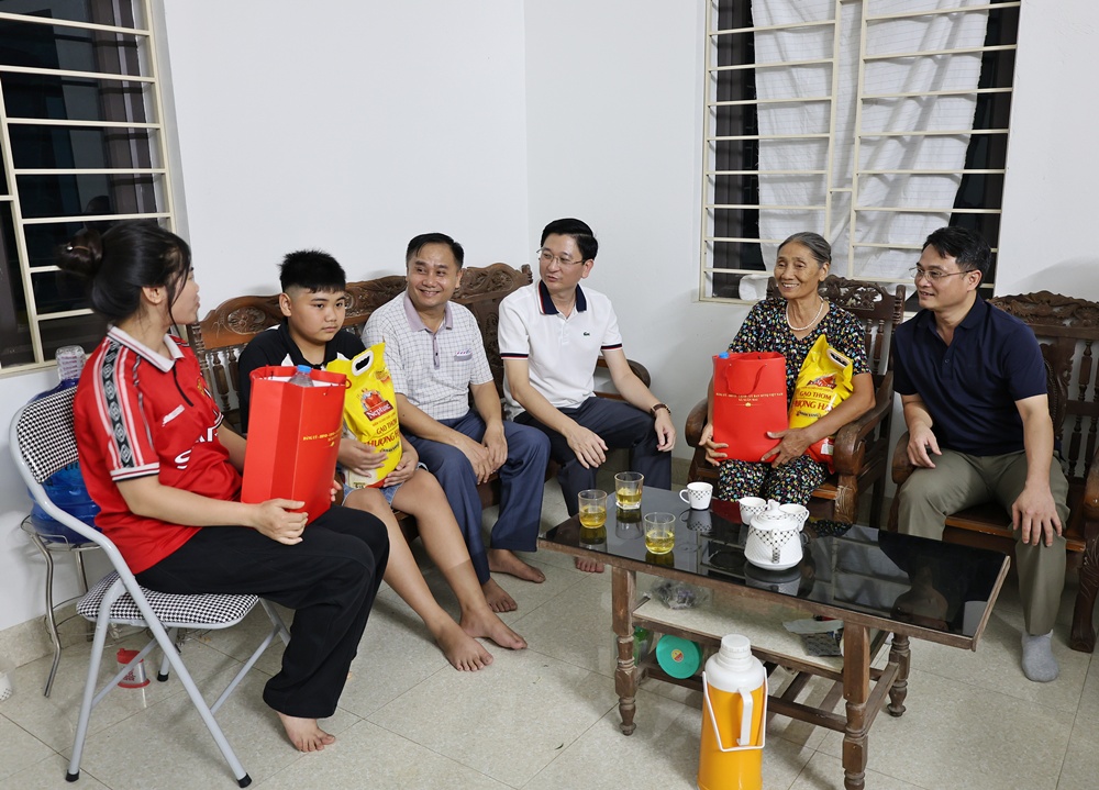 Xã Xuân Mai kịp thời sẻ chia với các gia đình phải sơ tán do ngập úng