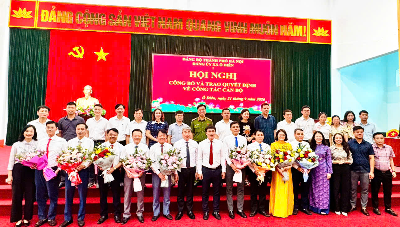 Xã Ô Diên công bố và trao các Quyết định về công tác cán bộ