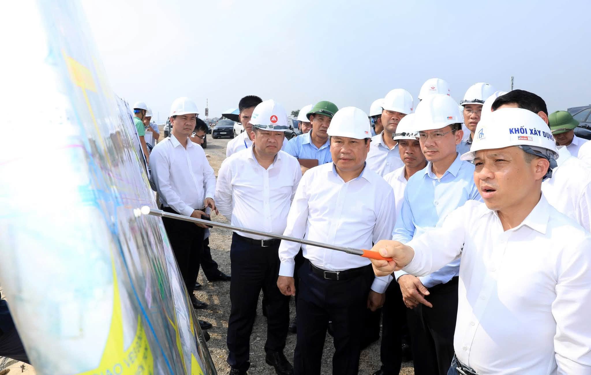 Chủ tịch UBND thành phố Hà Nội kiểm tra một số công trình, dự án quan trọng