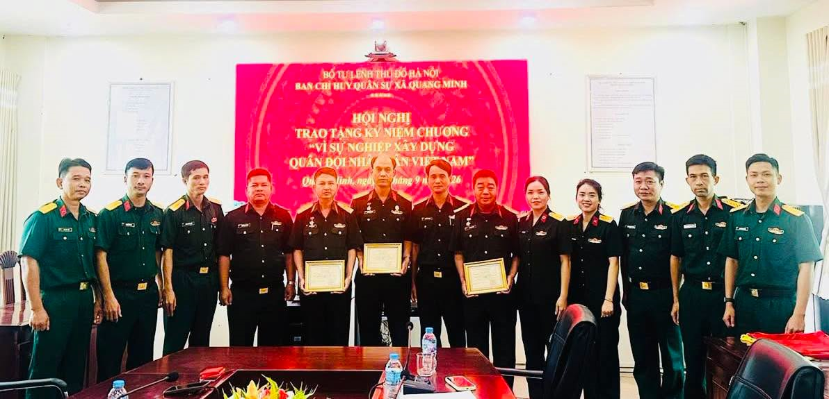 Xã Quang Minh trao tặng Kỷ niệm chương, góp phần giáo dục truyền thống và phát huy phẩm chất “Bộ đội Cụ Hồ”