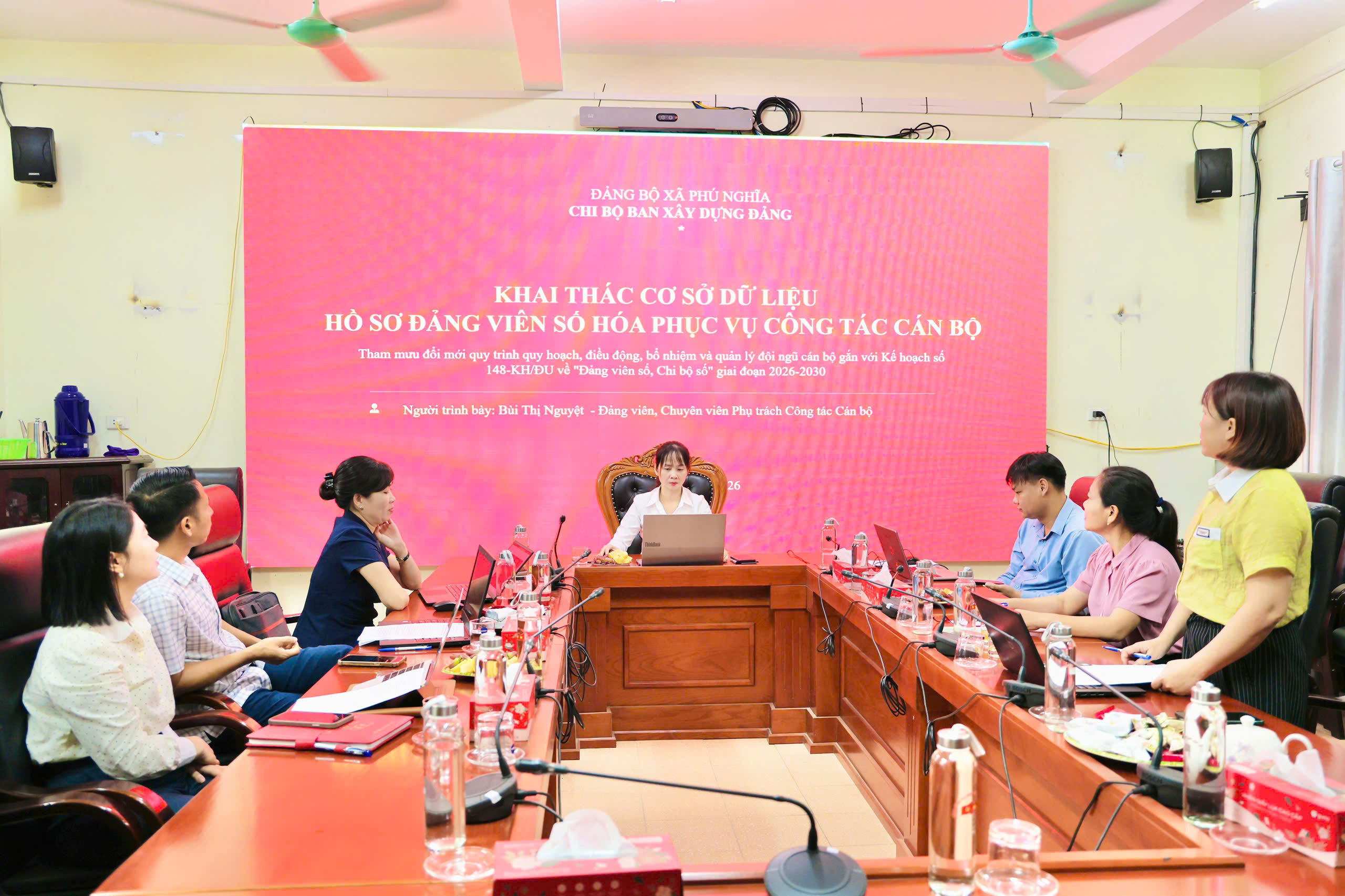 Chi bộ Ban Xây dựng Đảng xã Phú Nghĩa phát huy vai trò tiên phong, gương mẫu trong số hóa hồ sơ đảng viên góp phần xây dựng “Đảng viên số, Chi bộ số”