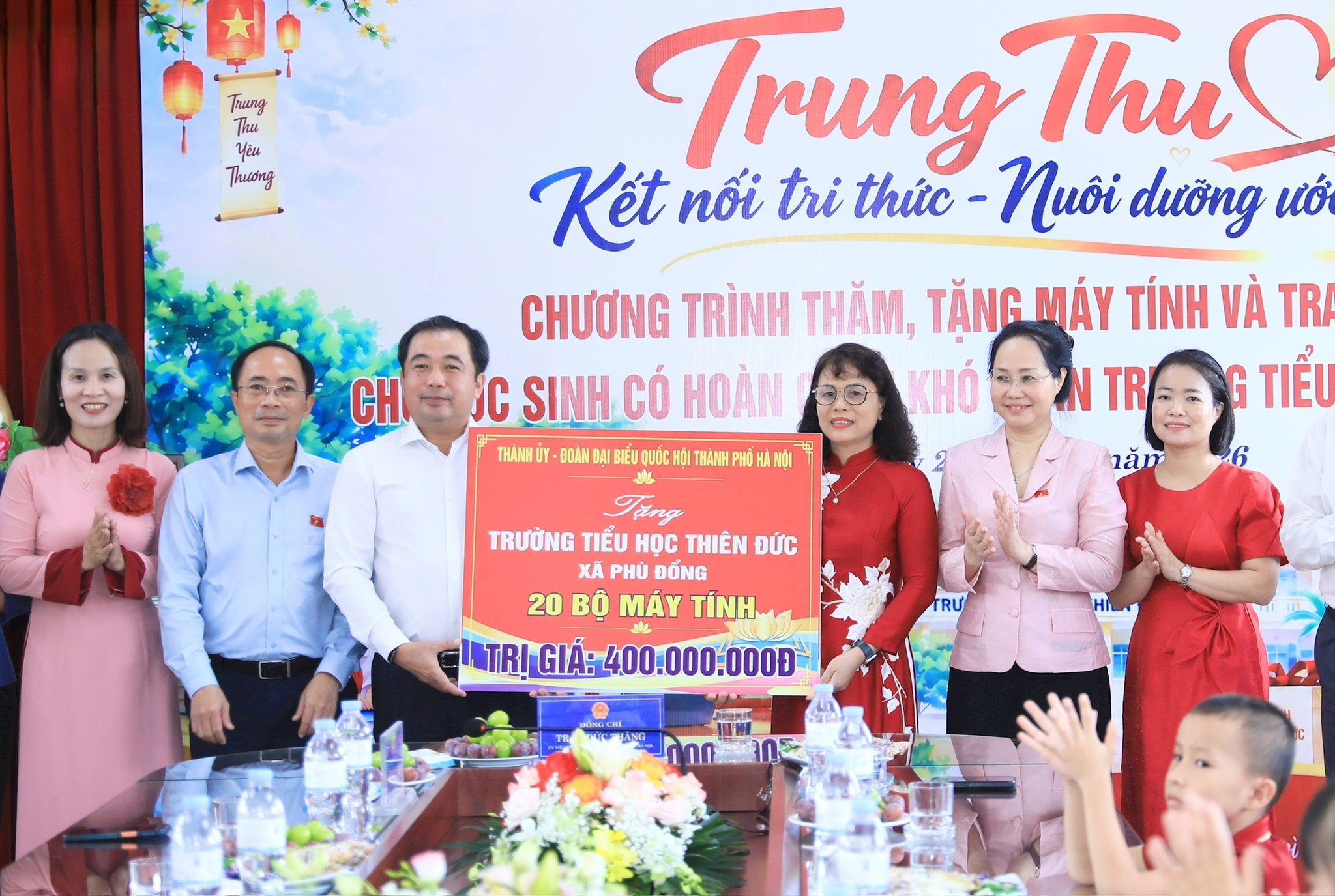 Trao 20 bộ máy tính trị giá 400 triệu đồng tặng Trường Tiểu học Thiên Đức 