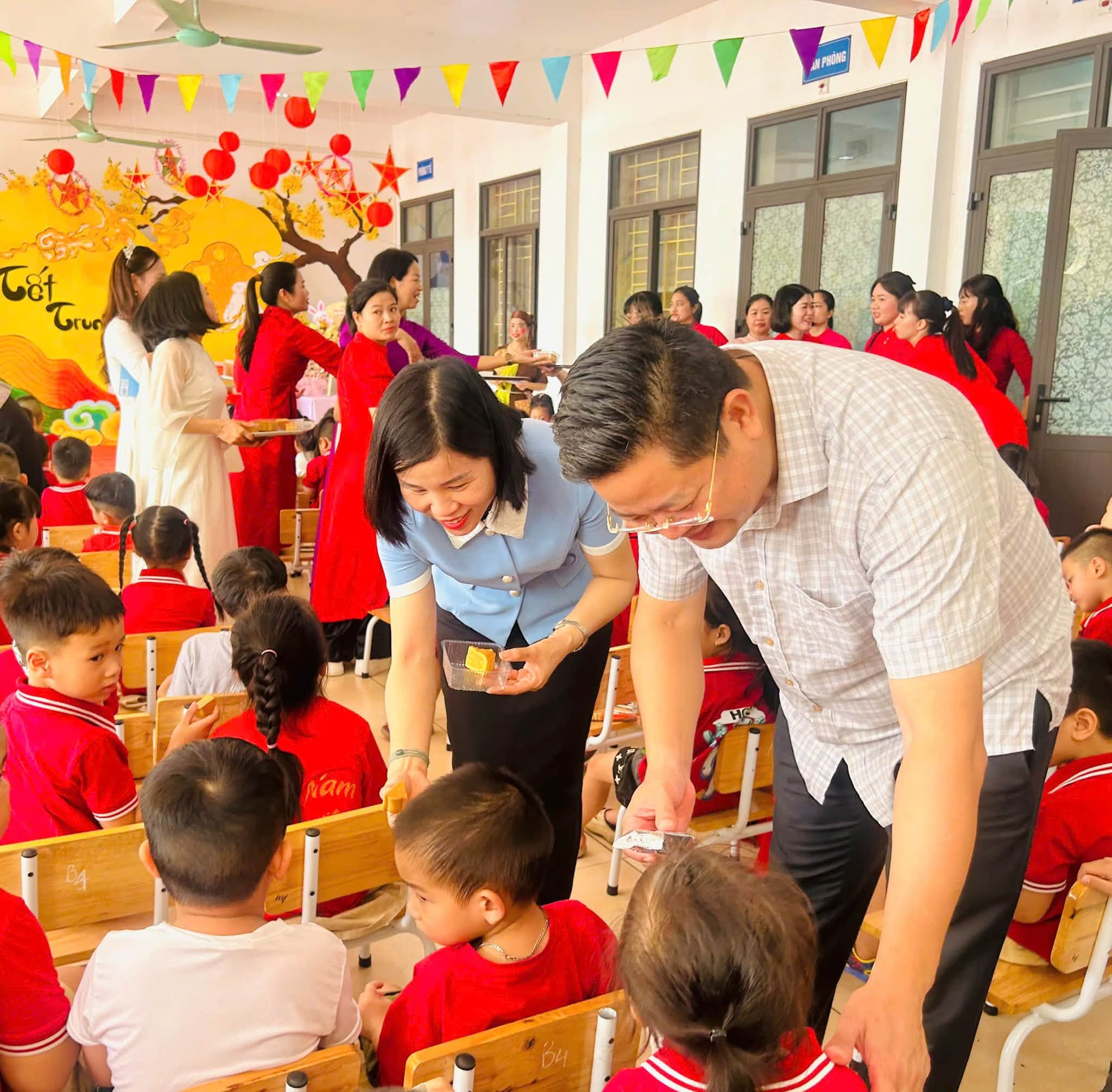 Lãnh đạo xã Phúc Lộc thăm, tặng quà Tết Trung thu tại các trường mầm non trên địa bàn