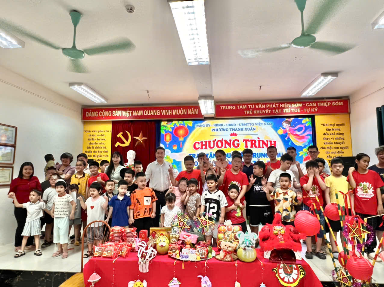 Phường Thanh Xuân trao yêu thương, gửi trọn niềm vui Trung thu đến trẻ em có hoàn cảnh đặc biệt