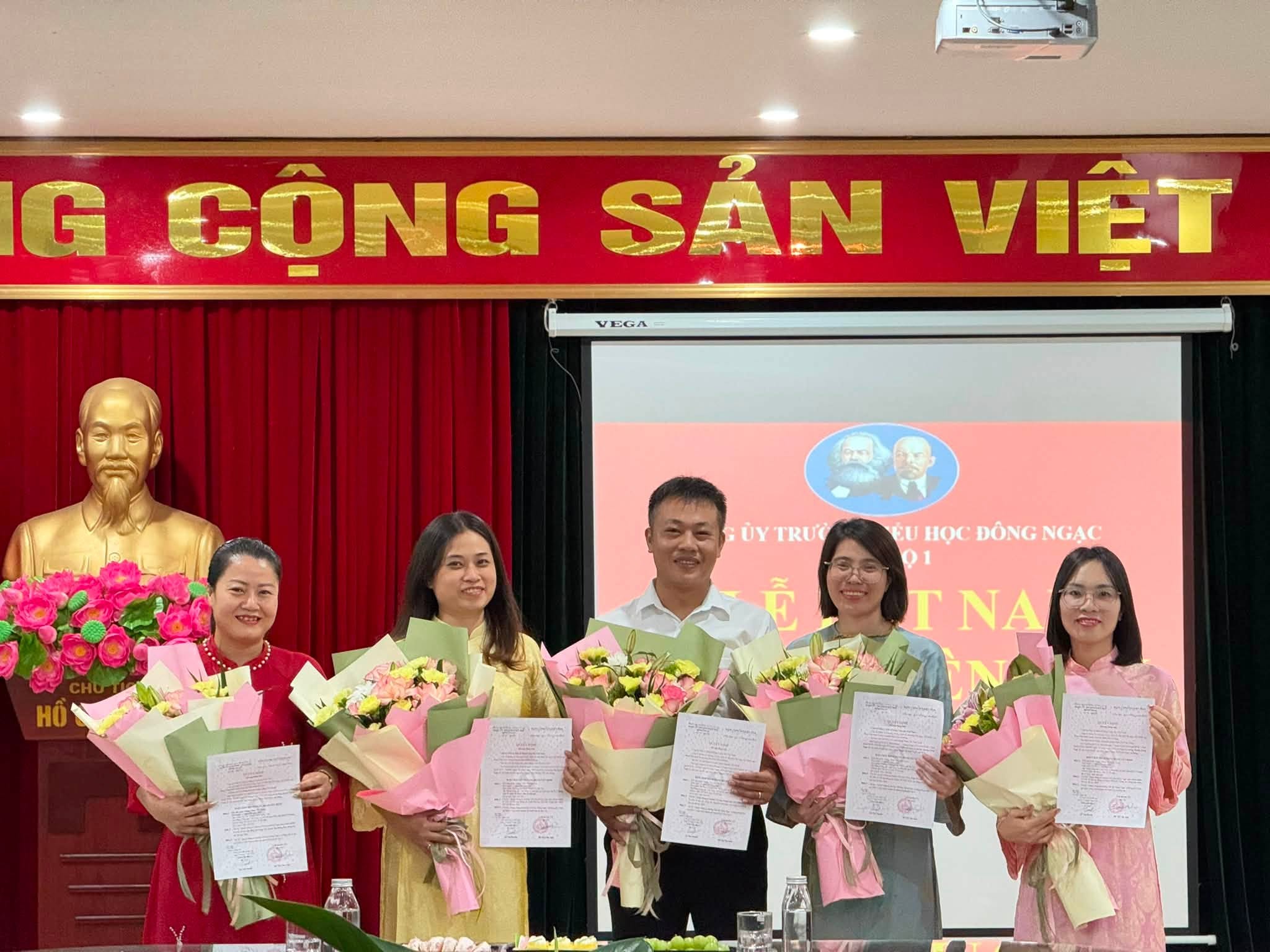 Đảng bộ trường Tiểu học Đông Ngạc tổ chức kết nạp 05 đảng viên mới