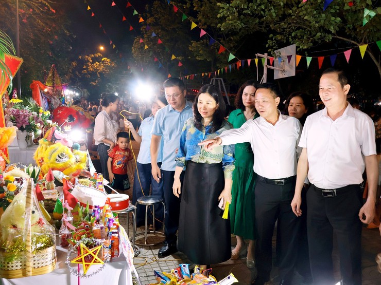 Phường Đông Ngạc chăm lo Trung thu cho thiếu nhi, trao 100 suất quà