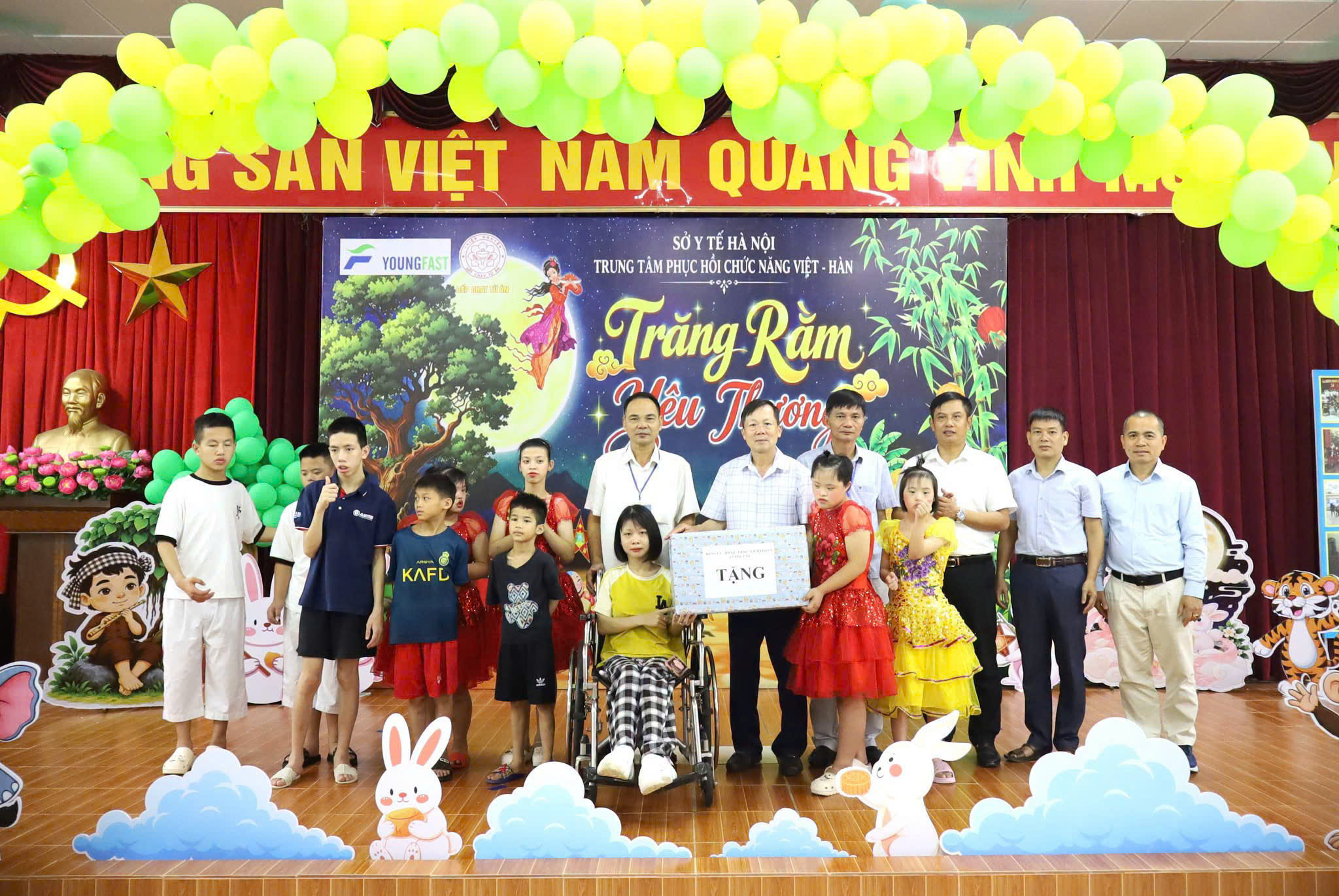 Xã Phú Cát sẻ chia Trung thu với trẻ em khuyết tật tại Trung tâm Phục hồi chức năng Việt - Hàn