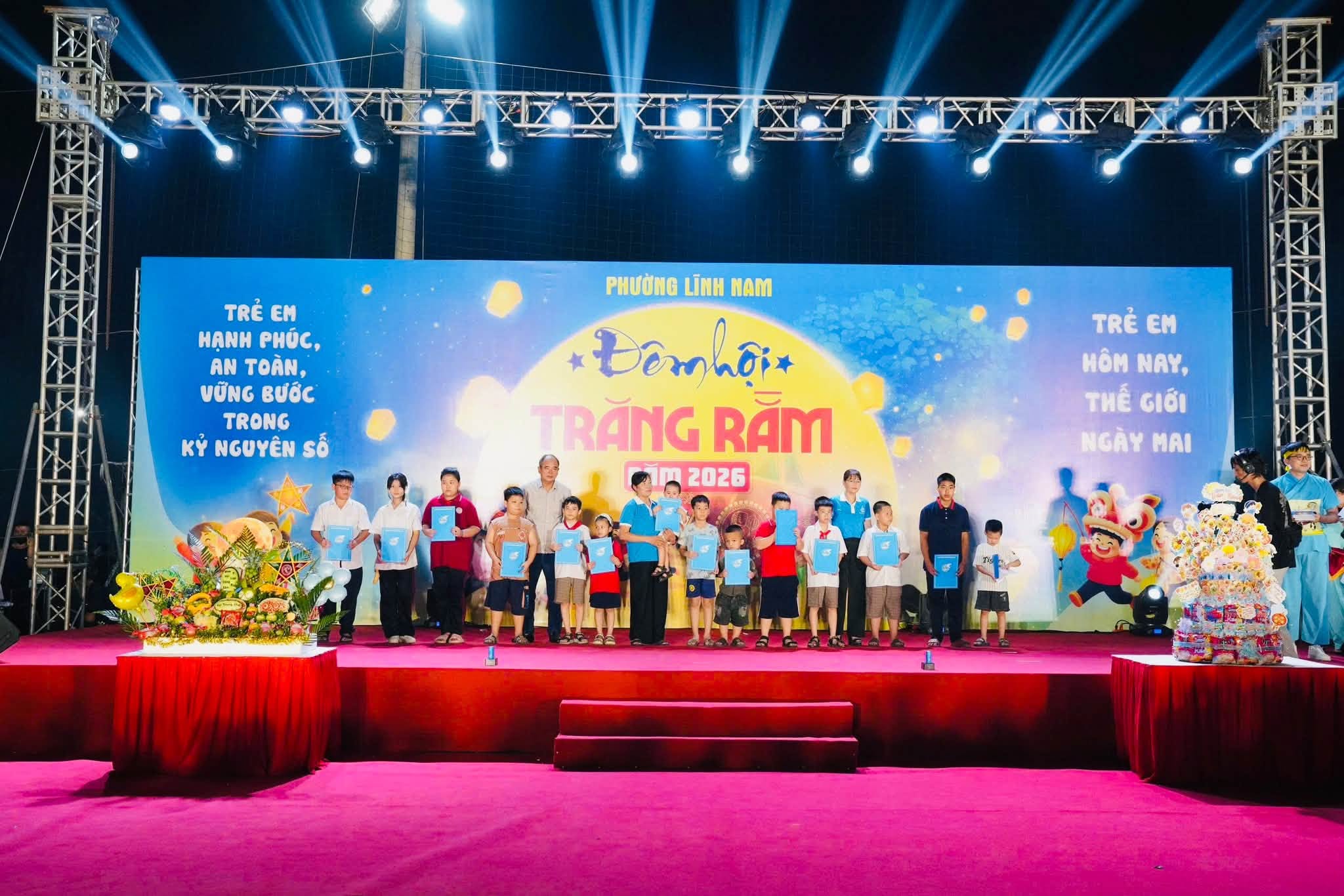 Phường Lĩnh Nam tổ chức Đêm hội Trăng rằm, trao 45 suất quà cho trẻ em có hoàn cảnh khó khăn