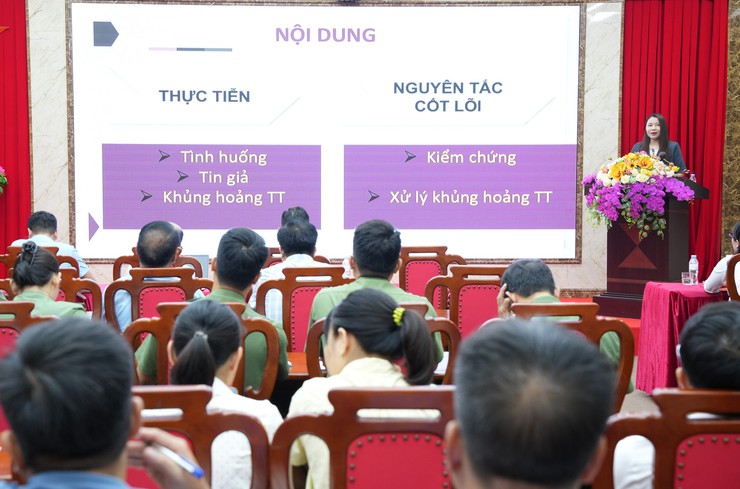 Xã Thanh Oai tổ chức tập huấn kỹ năng phát hiện, xử lý tin giả, tin sai sự thật và khủng hoảng truyền thông