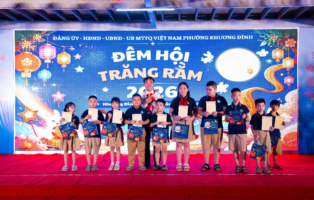 Thiếu nhi phường Khương Đình rộn ràng "Đêm hội trăng Rằm"