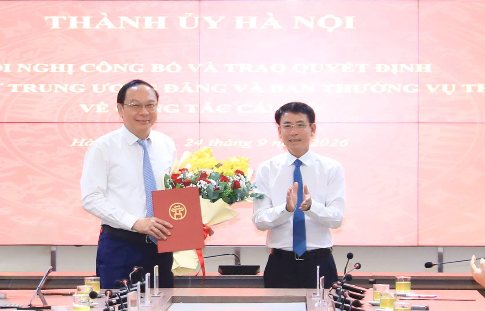 Trao các Quyết định của Ban Bí thư Trung ương Đảng và Ban Thường vụ Thành ủy về công tác cán bộ