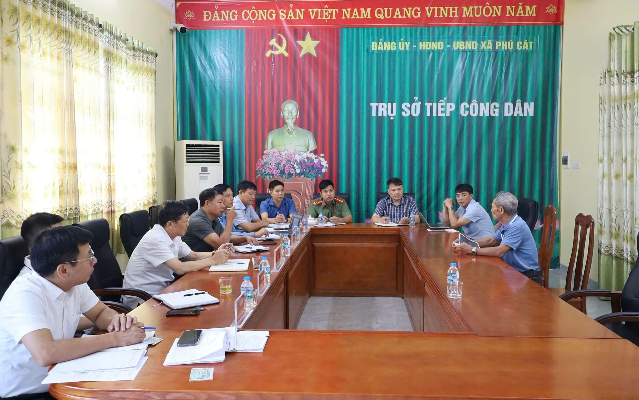 Bí thư Đảng ủy Phú Cát trực tiếp lắng nghe, xử lý kiến nghị từ cơ sở