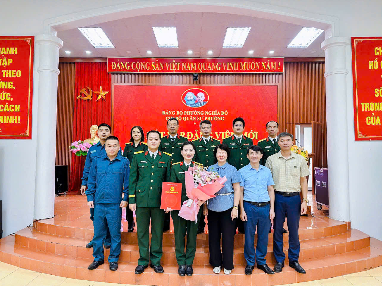 Chi bộ Quân sự phường Nghĩa Đô tổ chức lễ kết nạp đảng viên mới