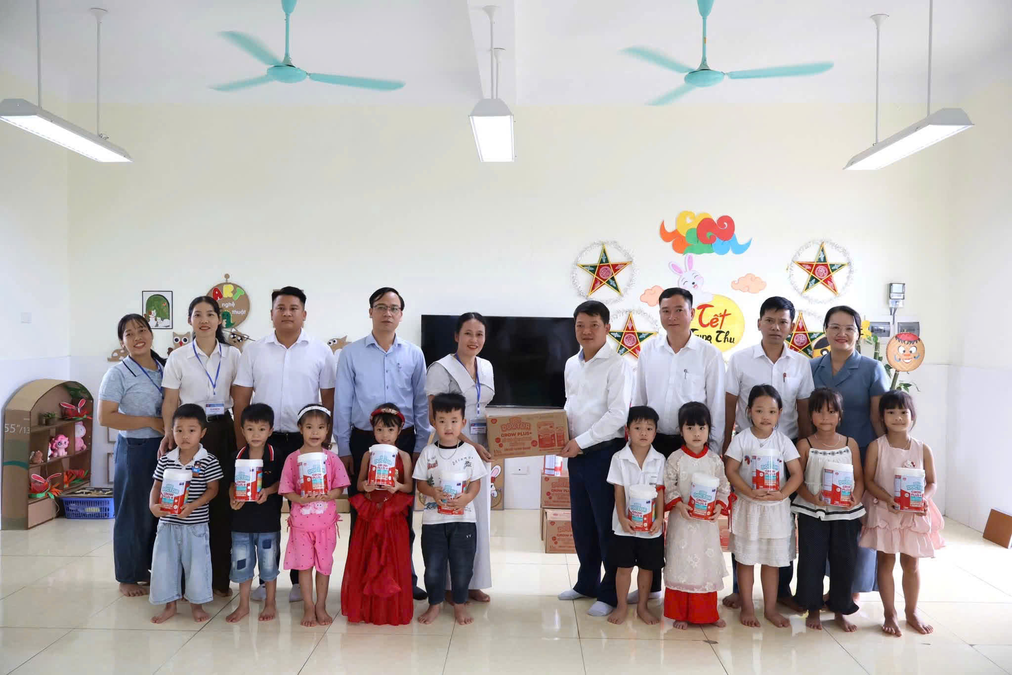 Bí thư Đảng uỷ xã Ba Vì kiểm tra bữa ăn bán trú, chăm lo Tết Trung thu cho trẻ mầm non