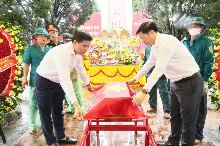 Xã Quảng Bị hoàn thành lấy mẫu sinh phẩm tại 57 phần mộ liệt sĩ phục vụ giám định ADN