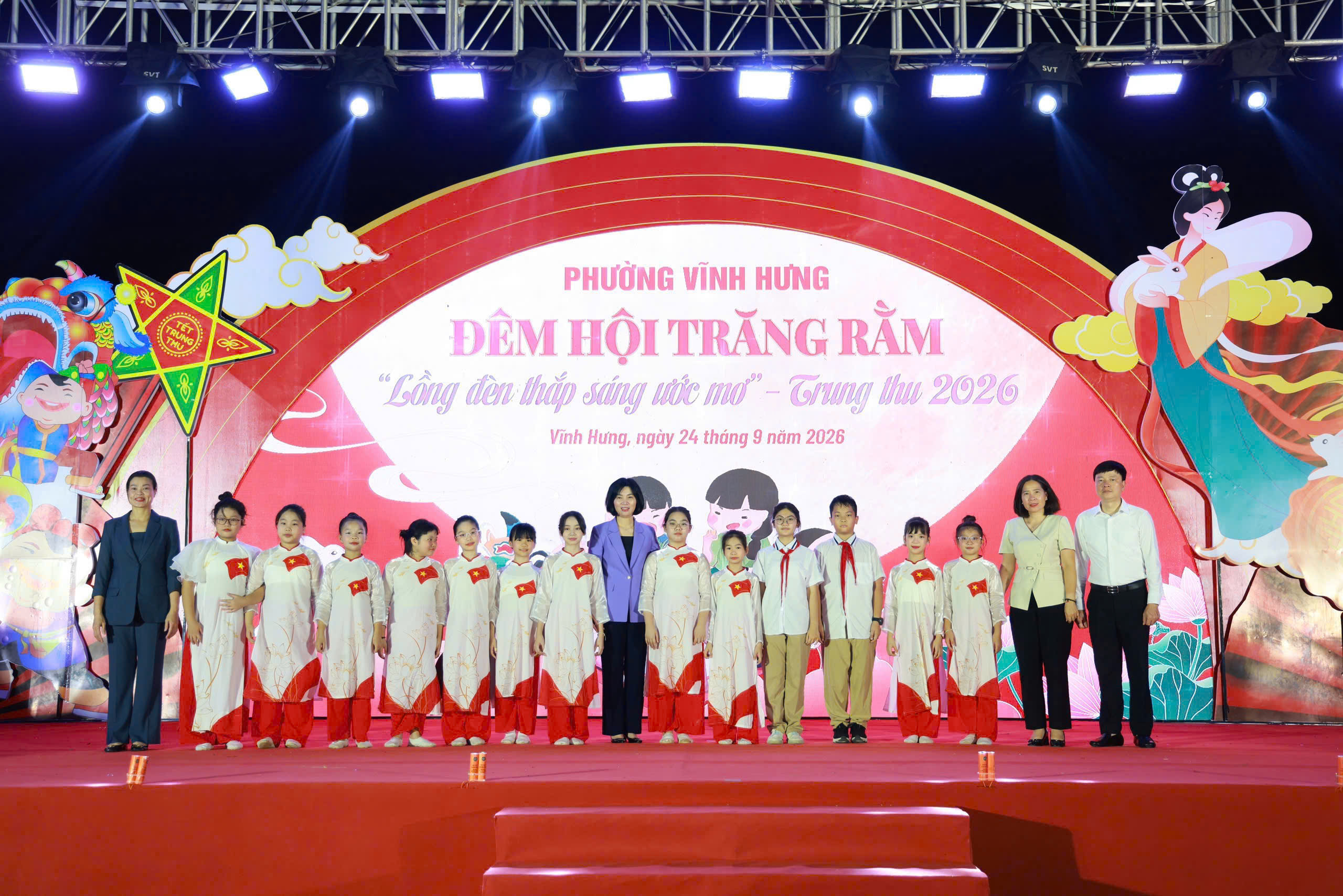 Chủ tịch HĐND Thành phố Phùng Thị Hồng Hà chung vui Trung thu cùng thiếu nhi phường Vĩnh Hưng
