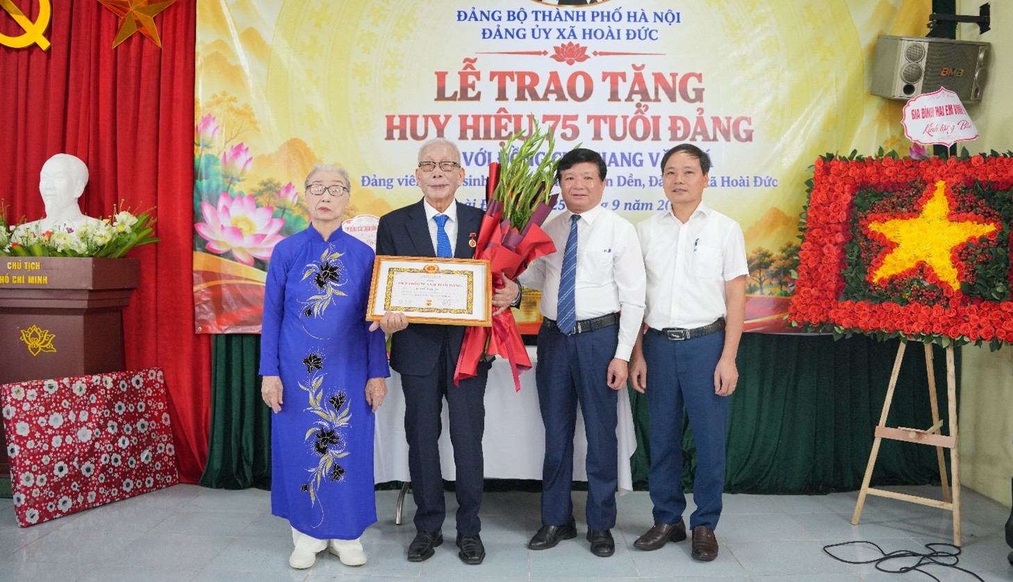 Trao Huy hiệu 75 năm tuổi Đảng - Ghi nhận chặng đường cống hiến của đảng viên Giang Văn Tá