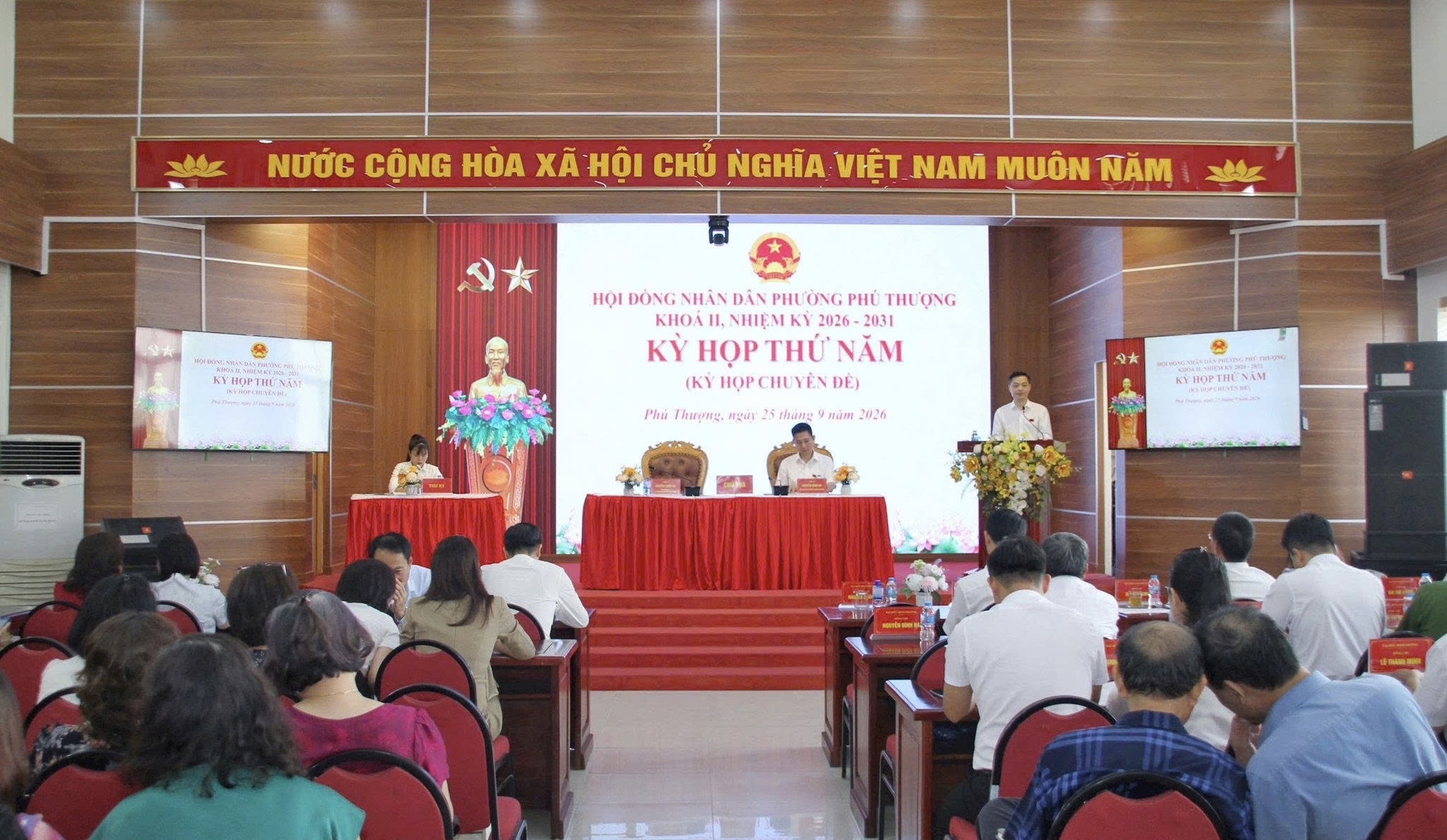 HĐND phường Phú Thượng thông qua phương án tổ chức lại 5 phòng chuyên môn