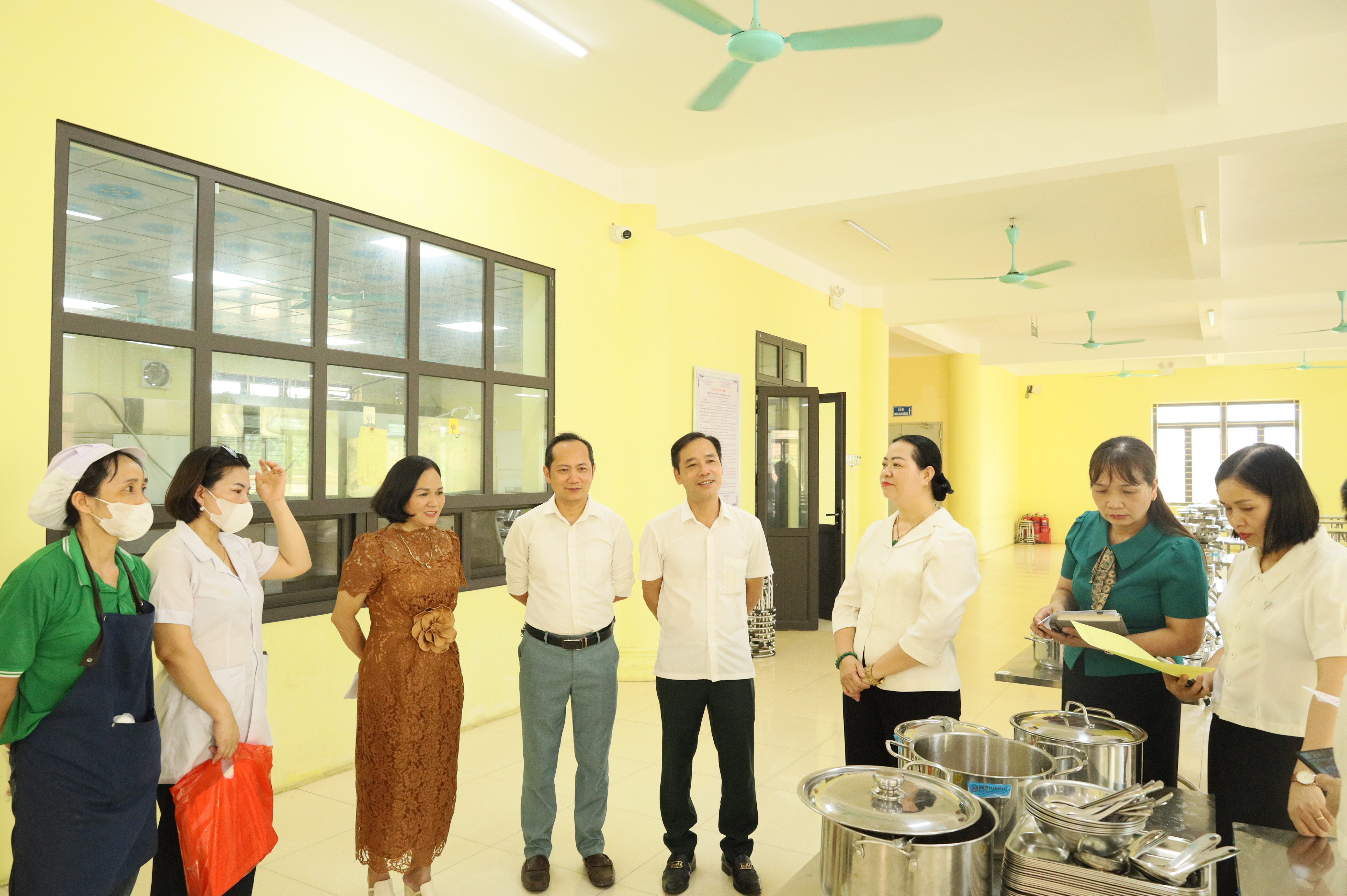 Bí thư Đảng uỷ xã Cổ Đô kiểm tra bếp ăn bán trú tại hai trường học