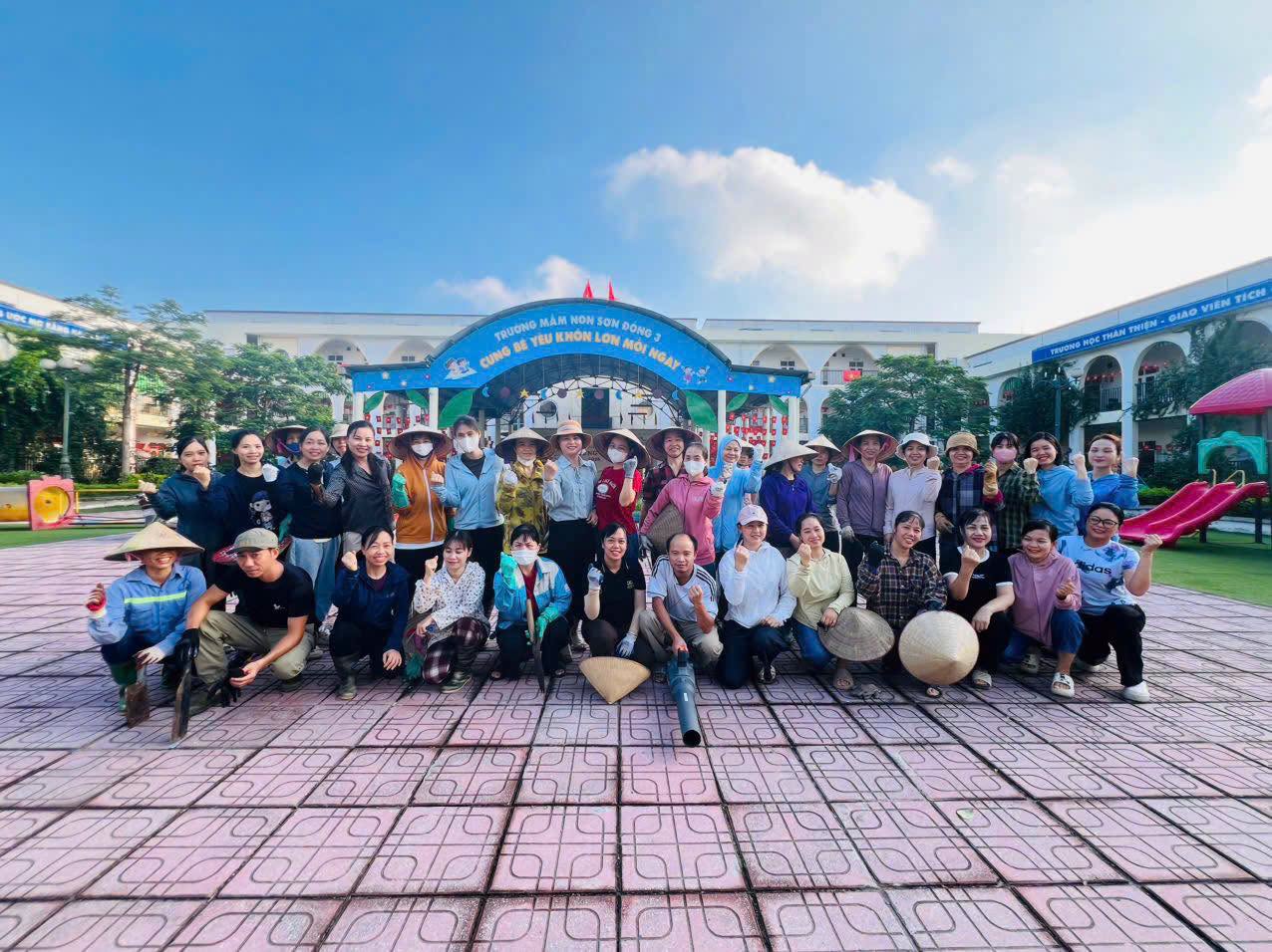 Xã Sơn Đồng đồng loạt ra quân vệ sinh môi trường, chăm lo phụ nữ bị ảnh hưởng do ngập úng