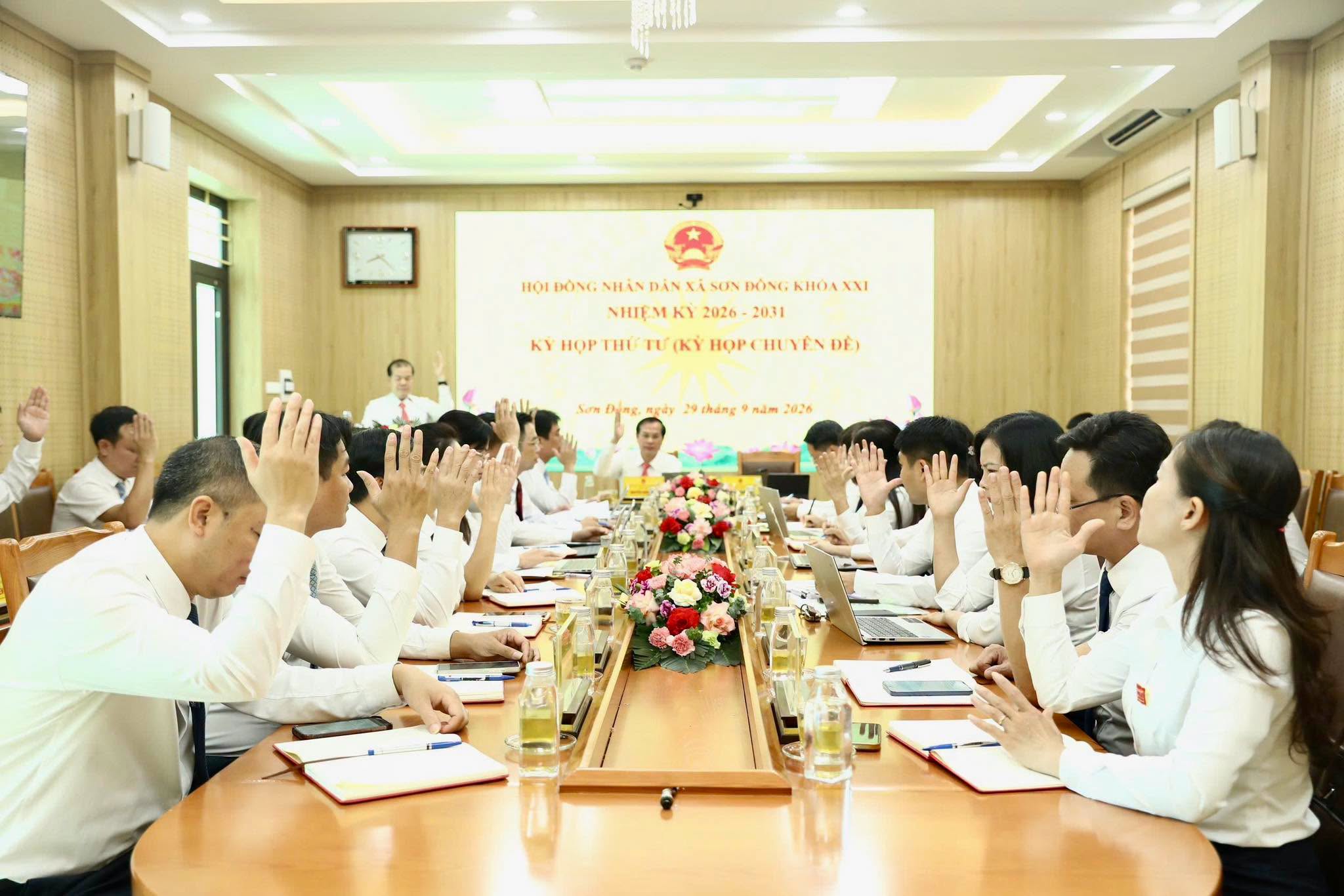 Kỳ họp thứ tư HĐND xã Sơn Đồng kiện toàn nhân sự, tổ chức lại 5 phòng chuyên môn