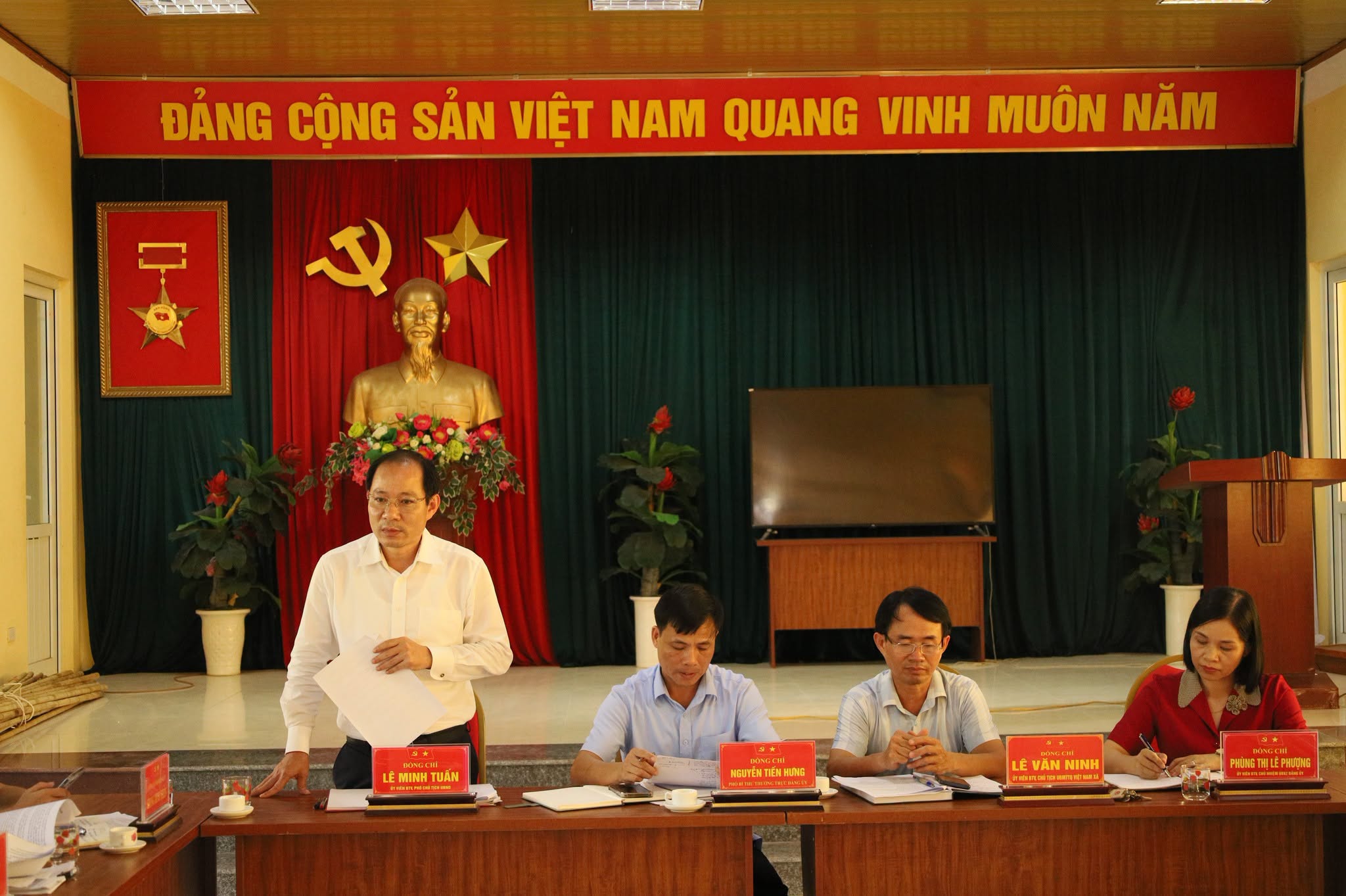 Thường trực Đảng ủy xã Cổ Đô làm việc với Chi ủy Chi bộ thôn Phú Đông