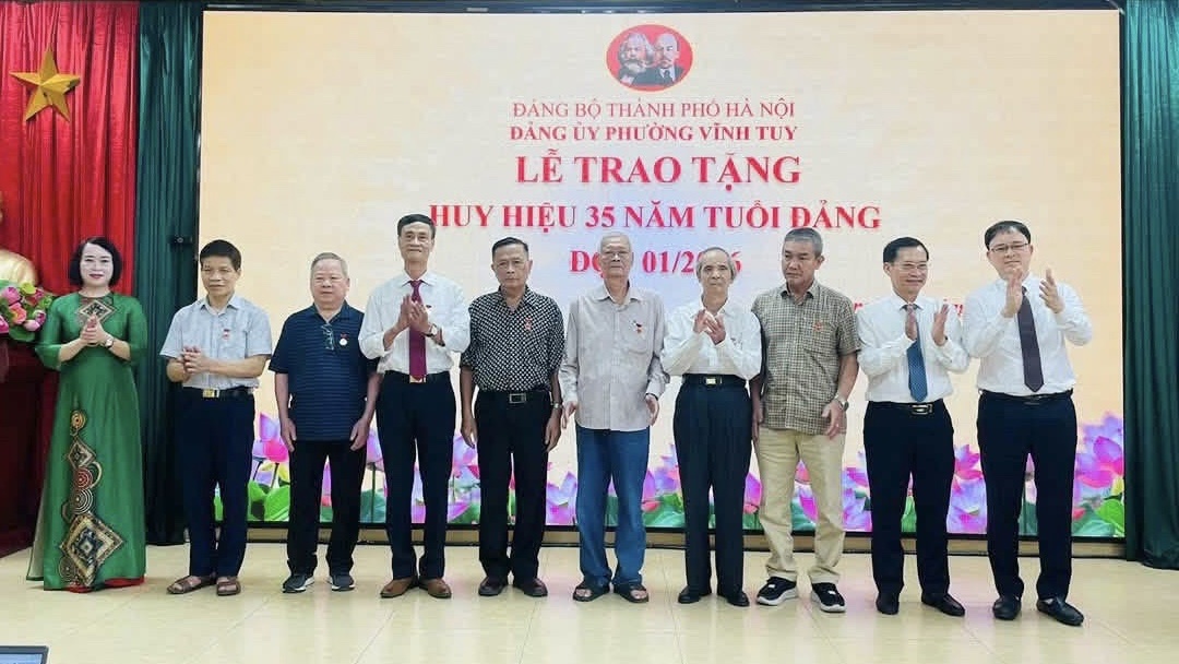 Phường Vĩnh Tuy trao Huy hiệu Đảng tặng các đảng viên, bồi đắp sức mạnh xây dựng Đảng từ cơ sở